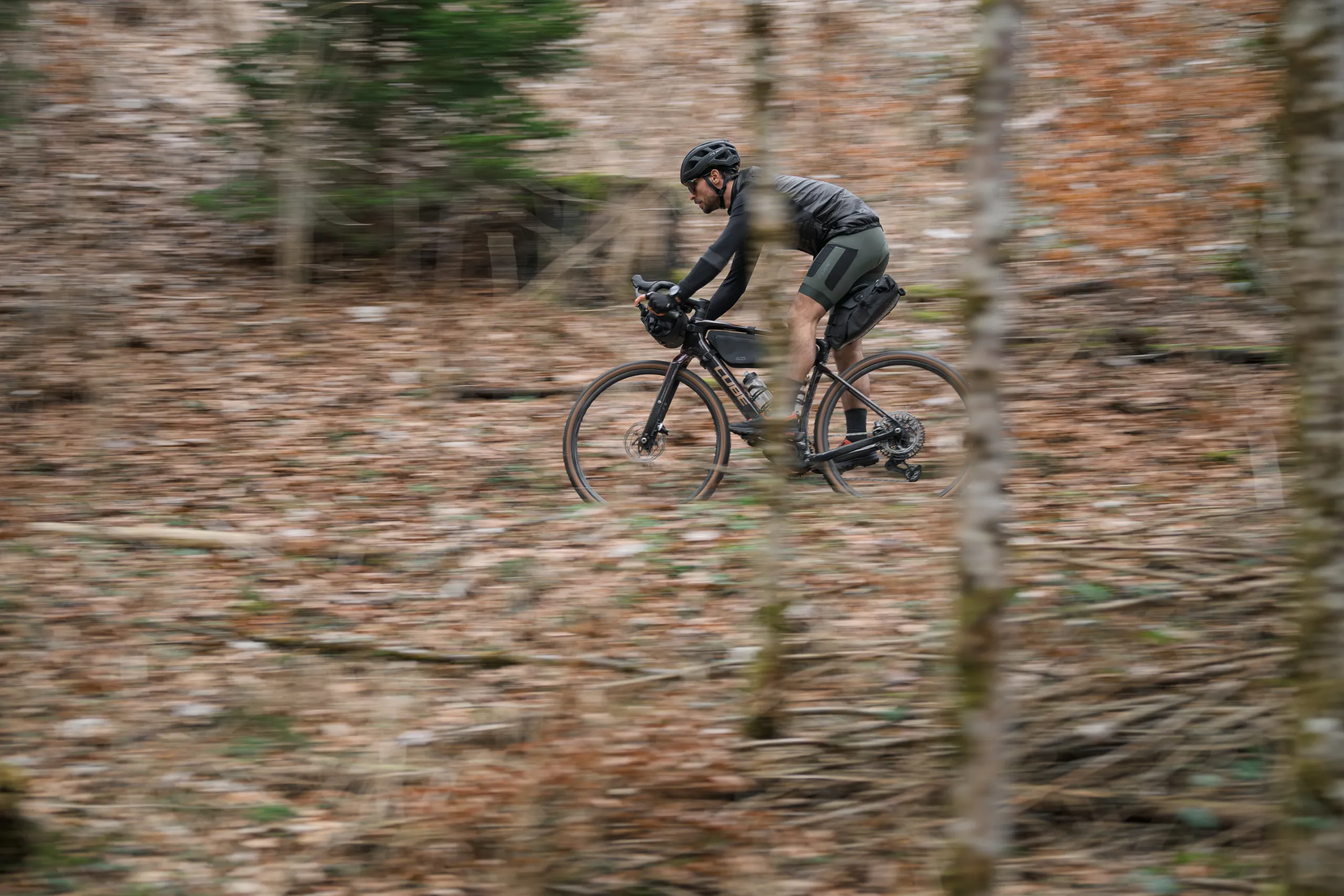 Een gravelbiker in het bos