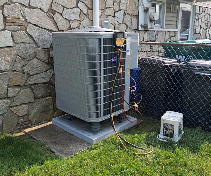 HVAC Outdoors Unit diagnostics tool measuring the cooling capabilities