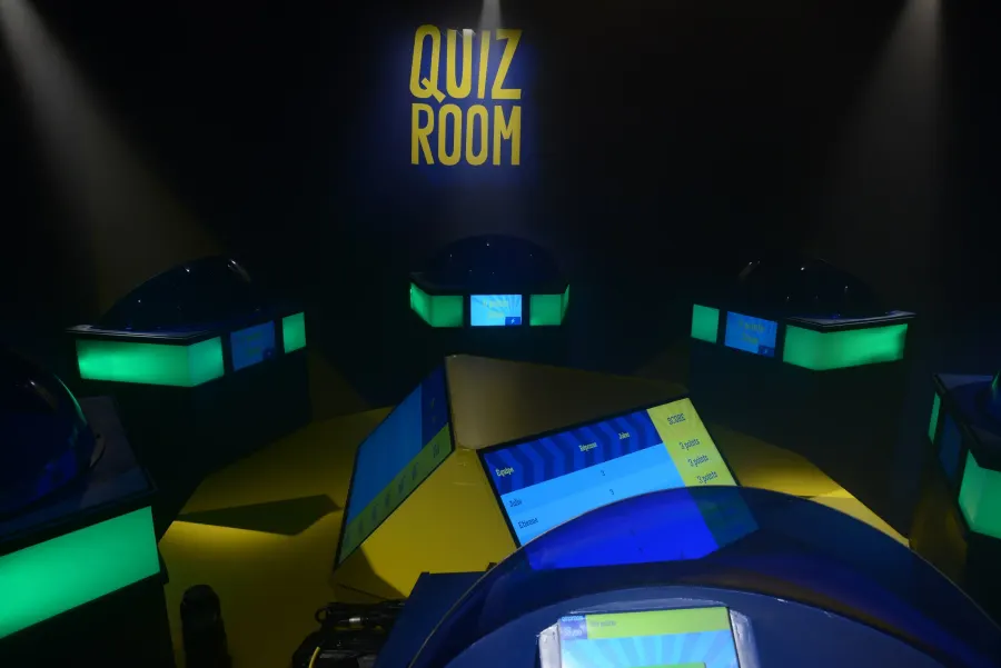 Joueurs résolvent énigmes Quiz Room Madrid Ventas