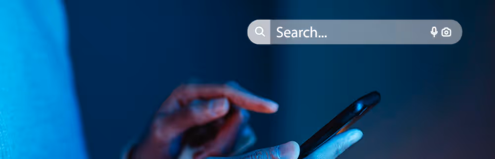 Person gibt etwas in die Suchleiste bei Google ein