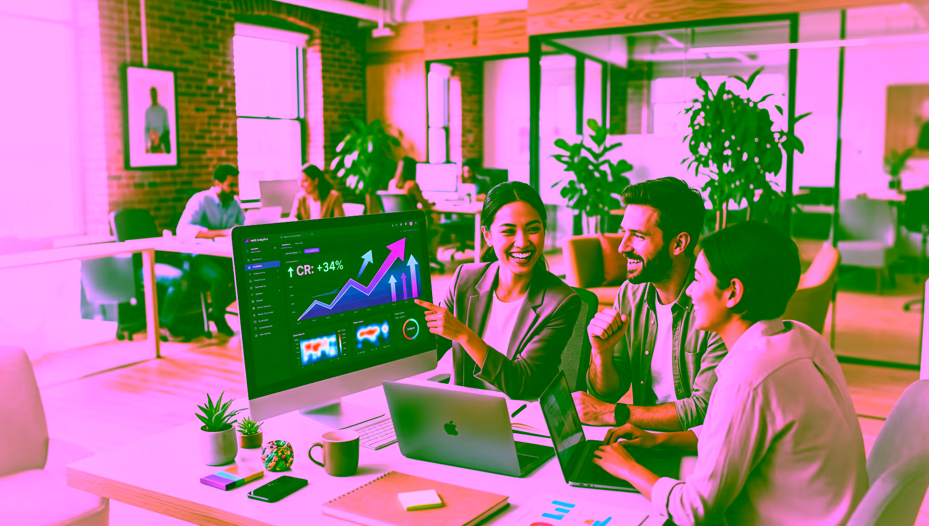 Der Personen sitzen am Schreibtisch vor einem PC undsprechen über Conversion-Optimierung