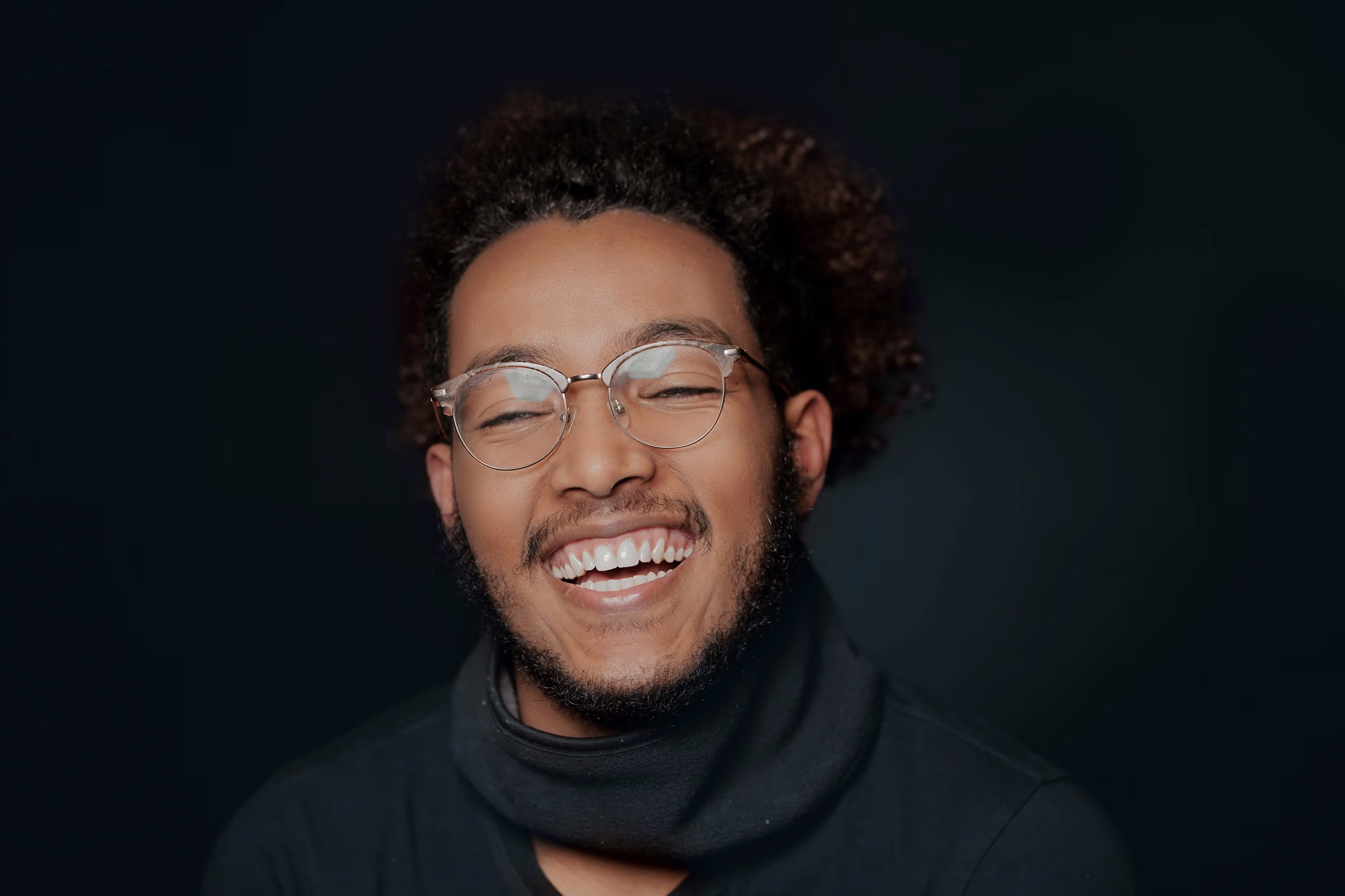 Jeune homme indépendant, consultant en informatique heureux.