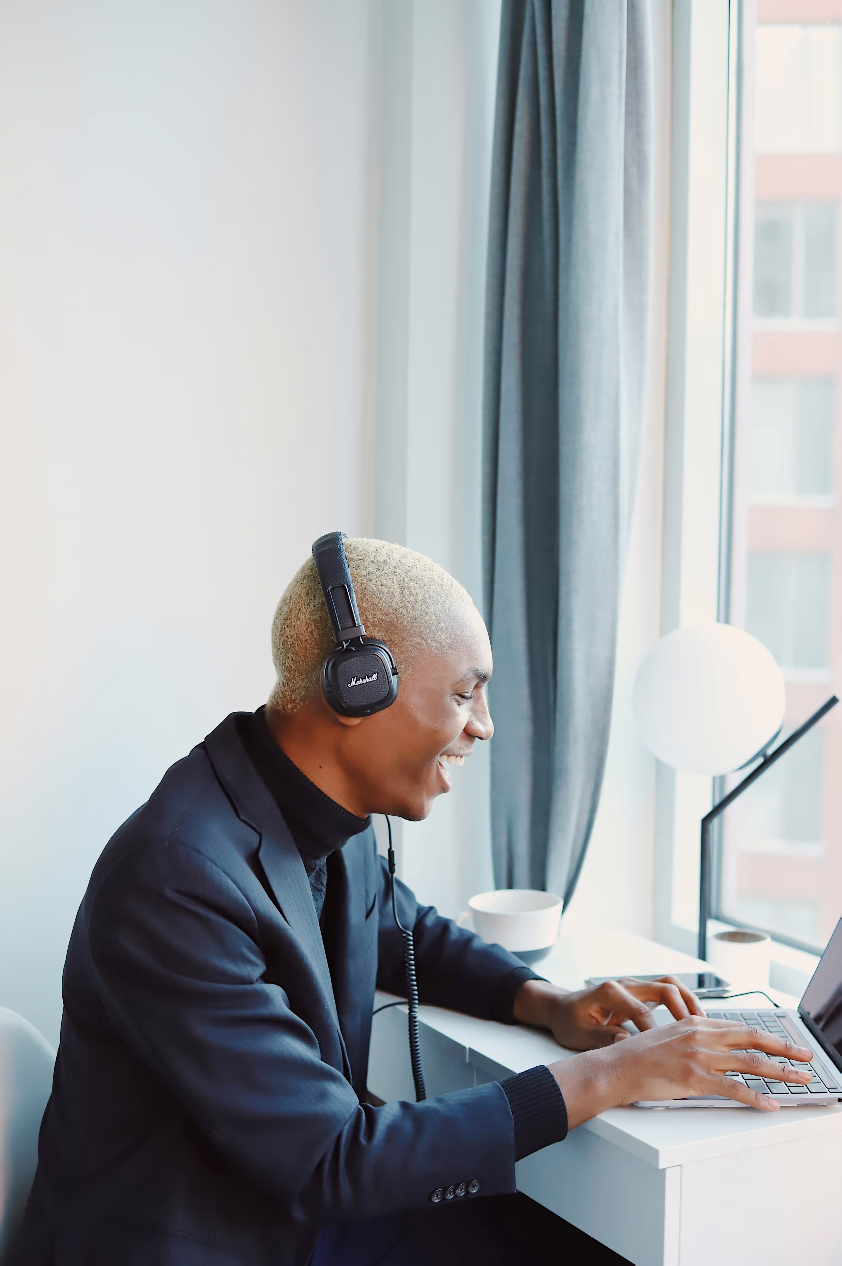 Homme, micro-entrepreneur en tant que consultant IT, travaillant sur l'optimisation du système d'informations pour un client.