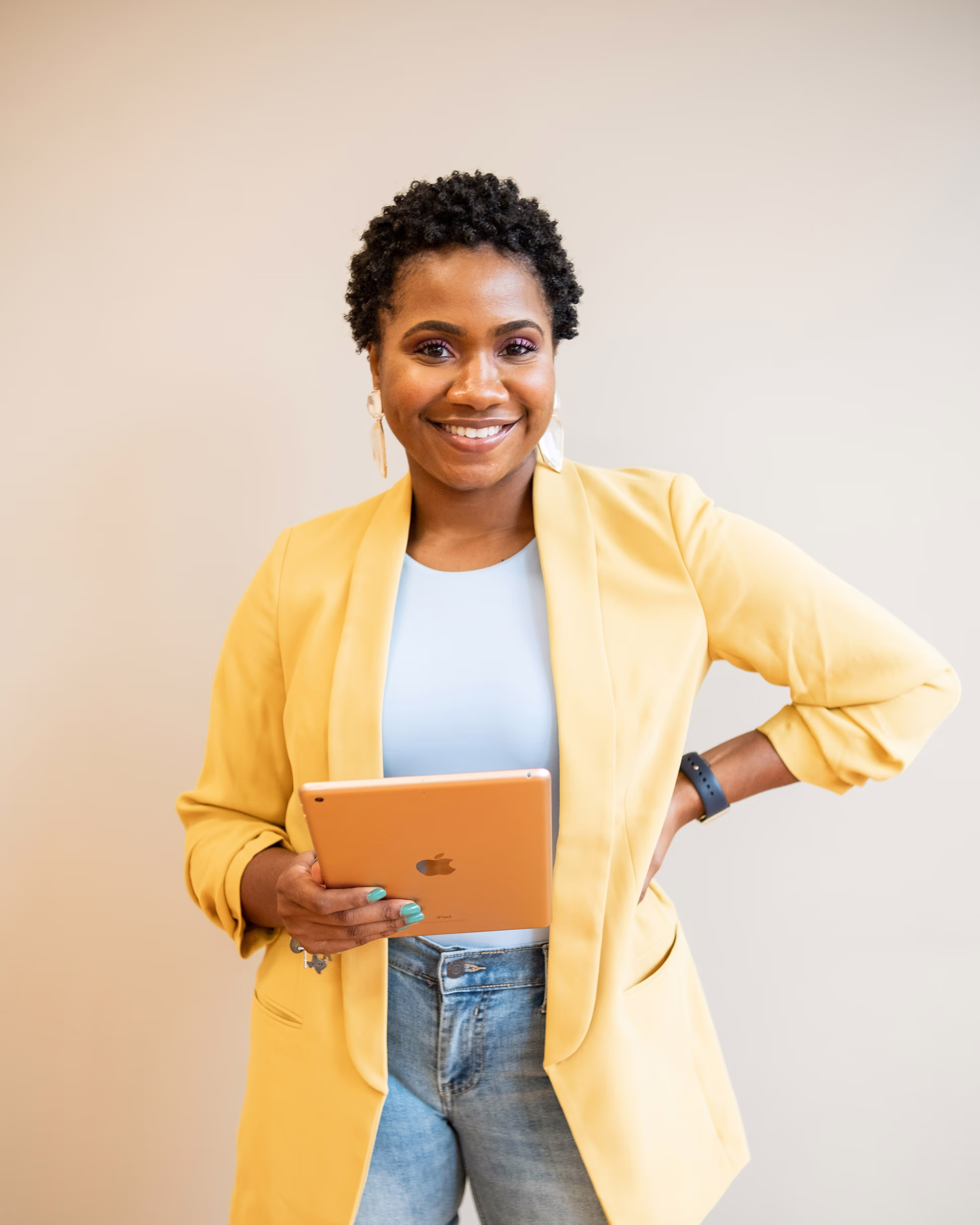 Femme souriante, heureuse et épanouie car elle vient d'ouvrir sa micro-entreprise en tant que coach en développement personnel
