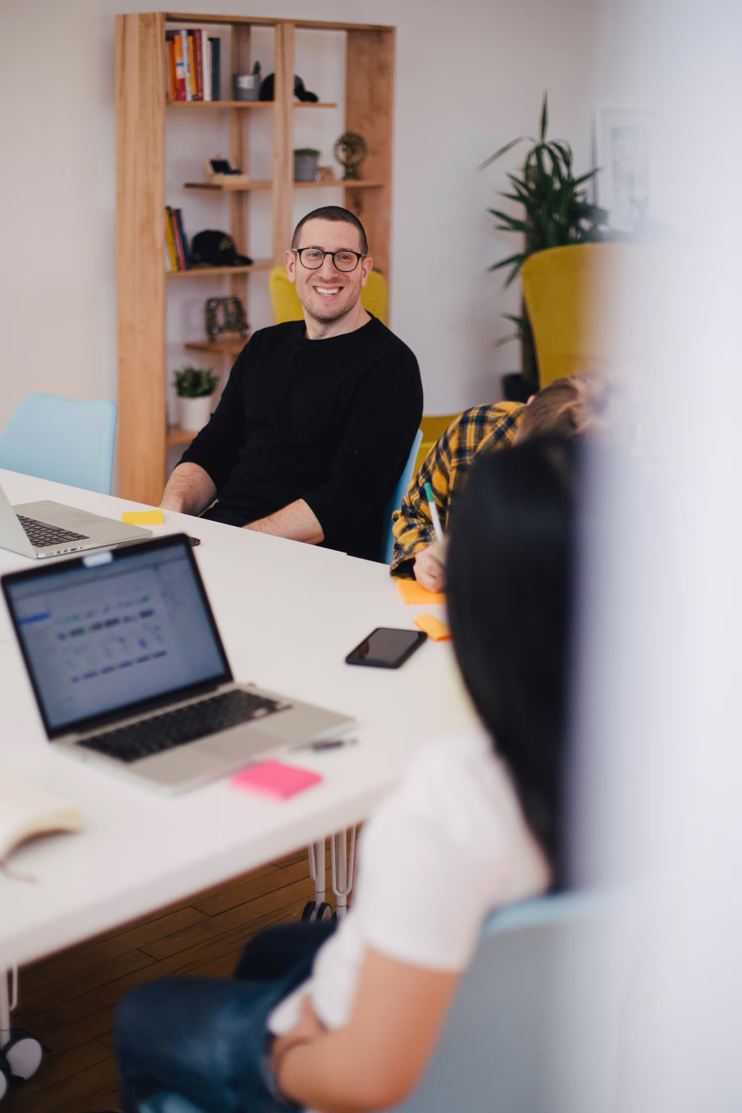Un micro-entrepreneur en rendez-vous client, décontracté et souriant car accompagné au quotidien