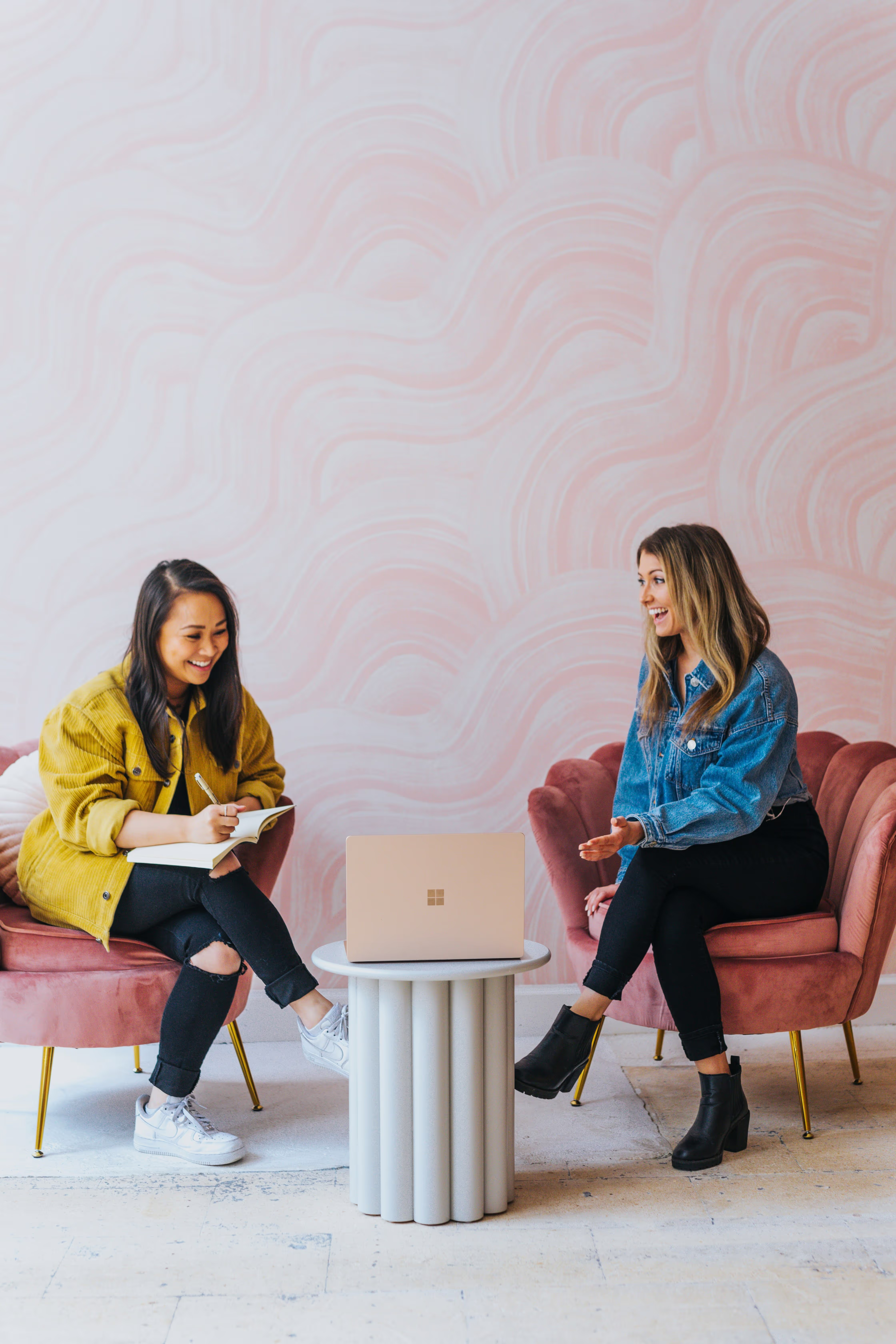 Photo de deux femmes indépendantes en séance de coaching pour s'épanouir dans la voie de l'indépendance