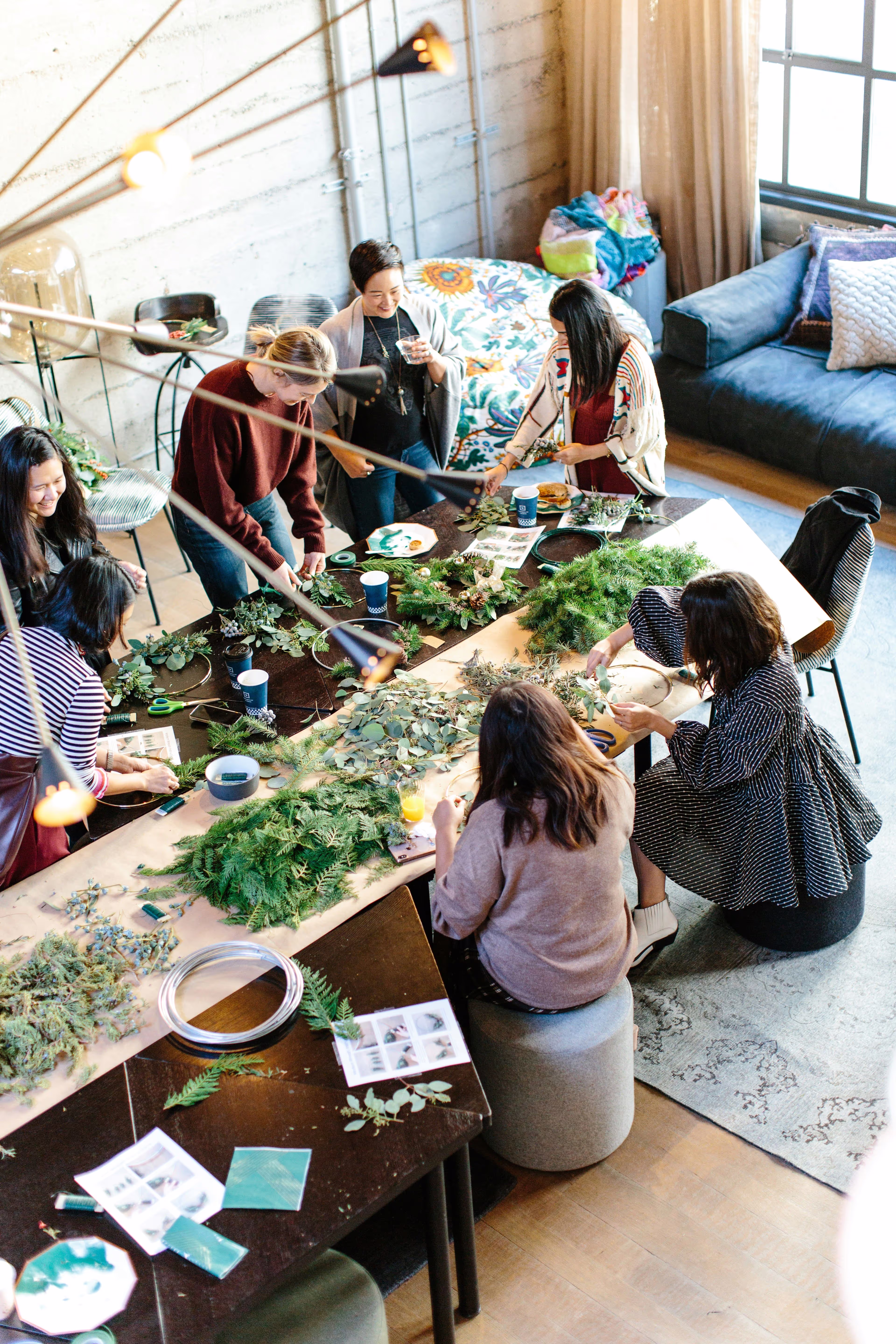 Micro-entrepreneurs d'une même communauté en train de partager un moment convivial autour d'un atelier sur les plantes.