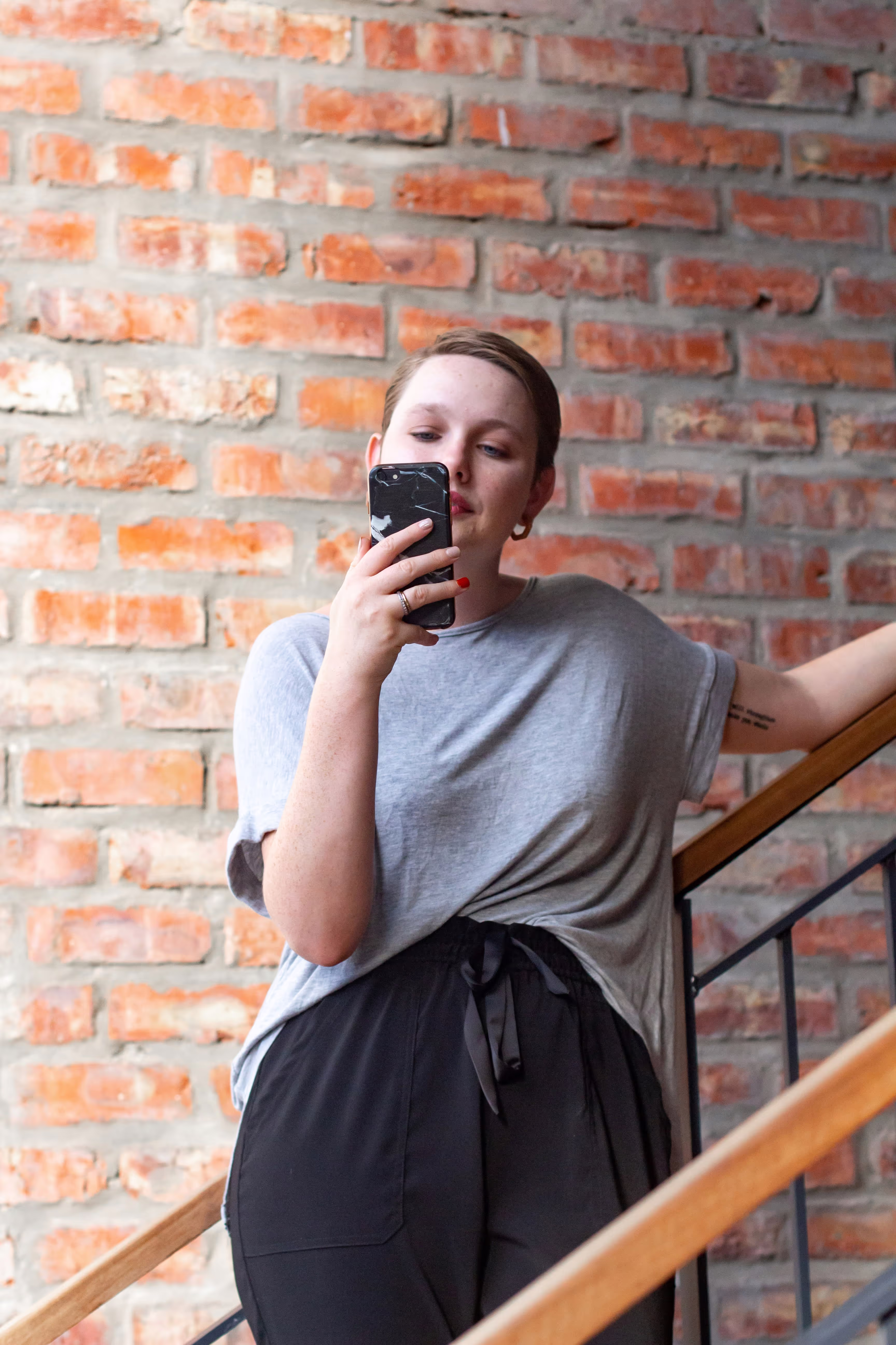 Femme micro-entrepreneuse utilisant le premier assistant IA dédié aux micro-entrepreneurs produits par Beliive.