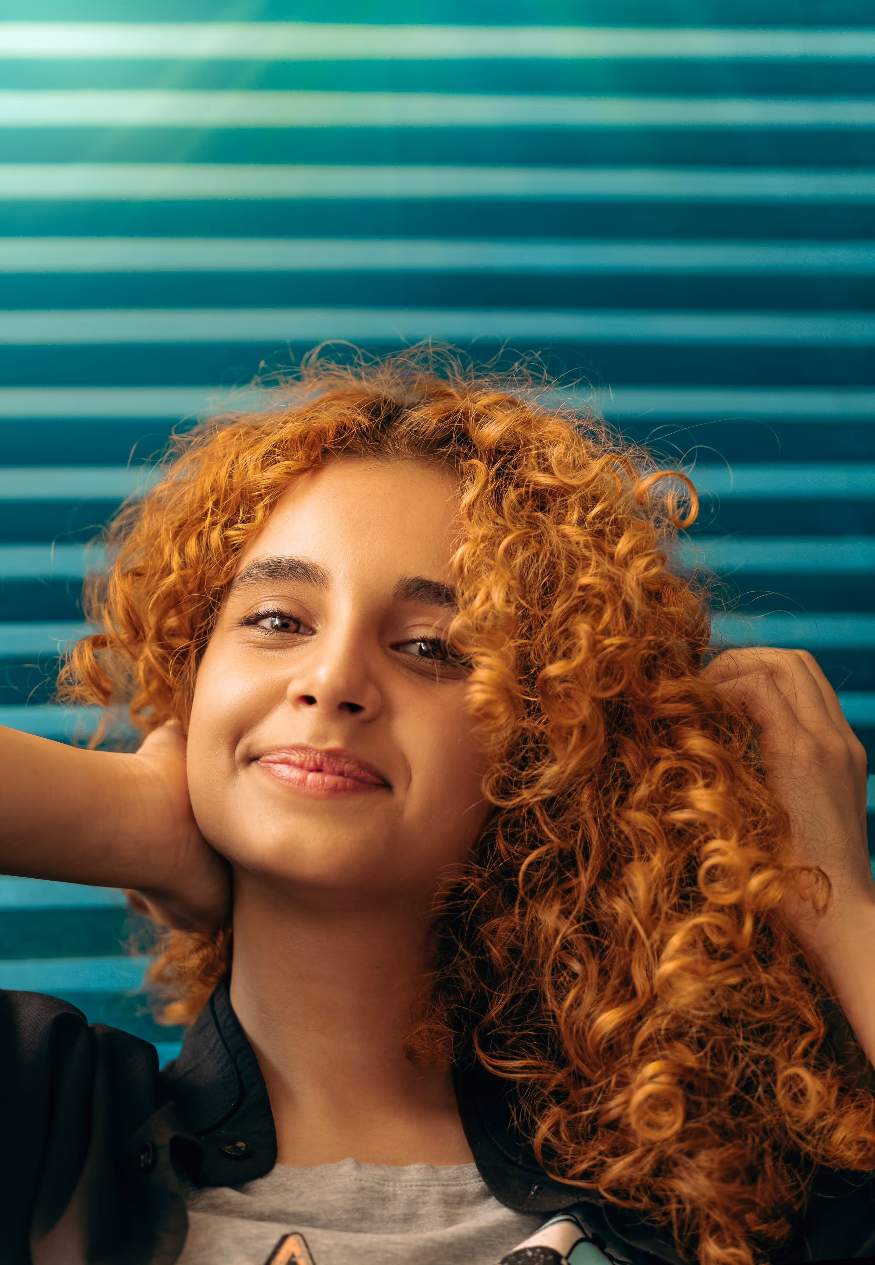 Femme très heureuse d'avoir domicilié sa micro-entreprise chez Beliive.