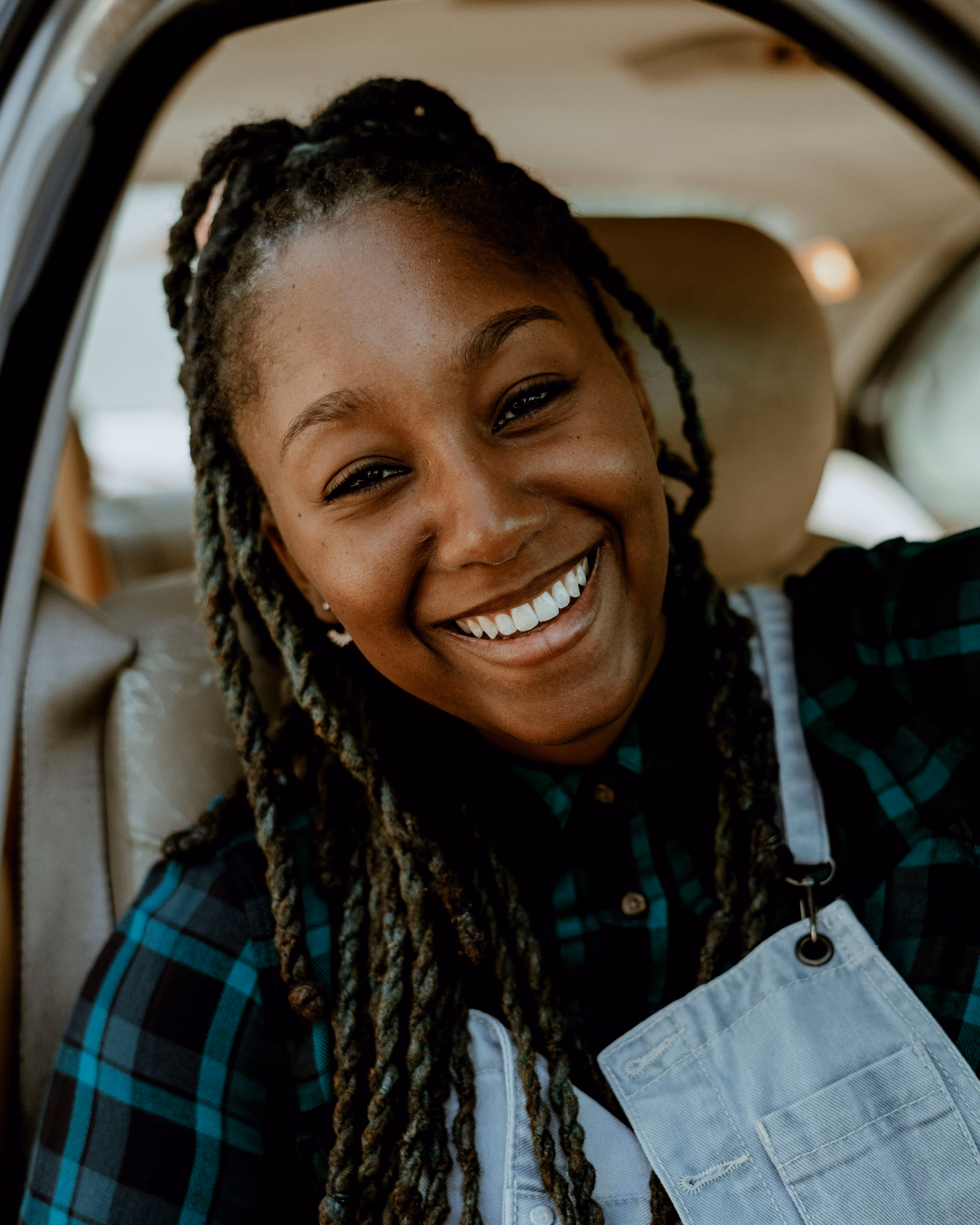 Femme souriante et ravie d'avoir domiciliée sa micro-entreprise chez Beliive