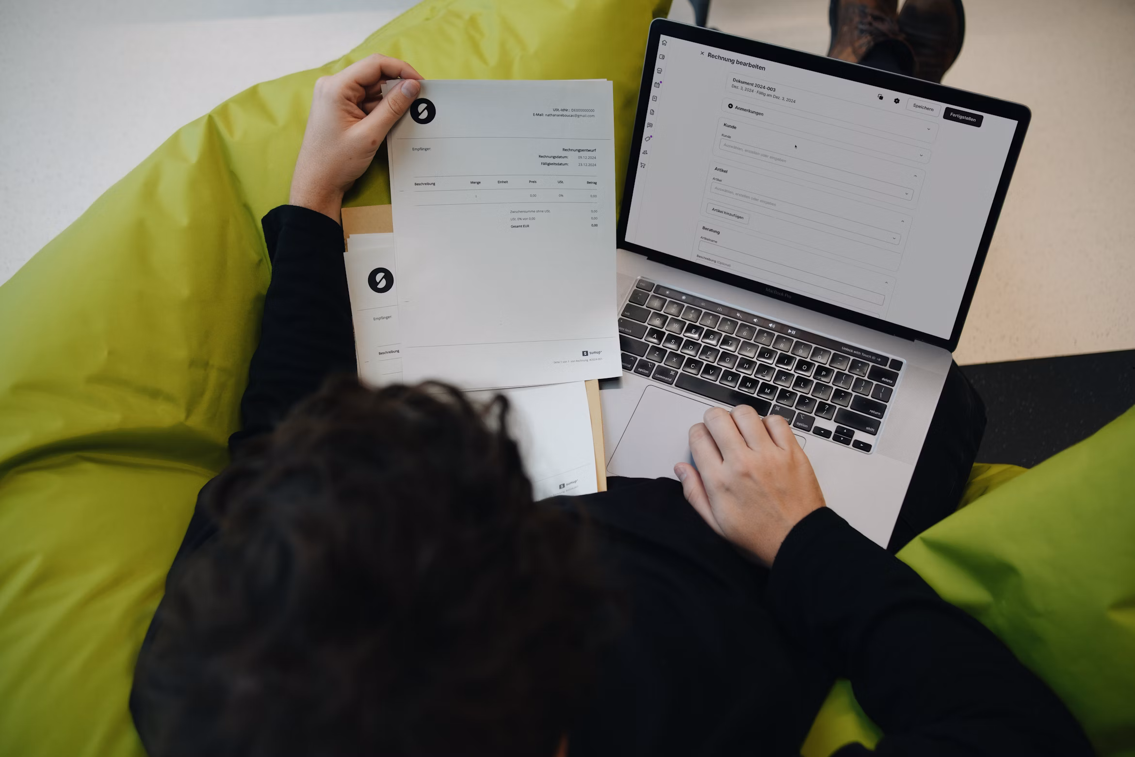 Micro-entrepreneur se formant avec du contenu concret