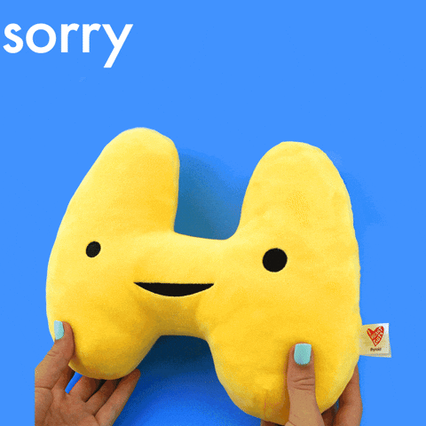 Peluche giallo a forma di tiroide mosso con le mani