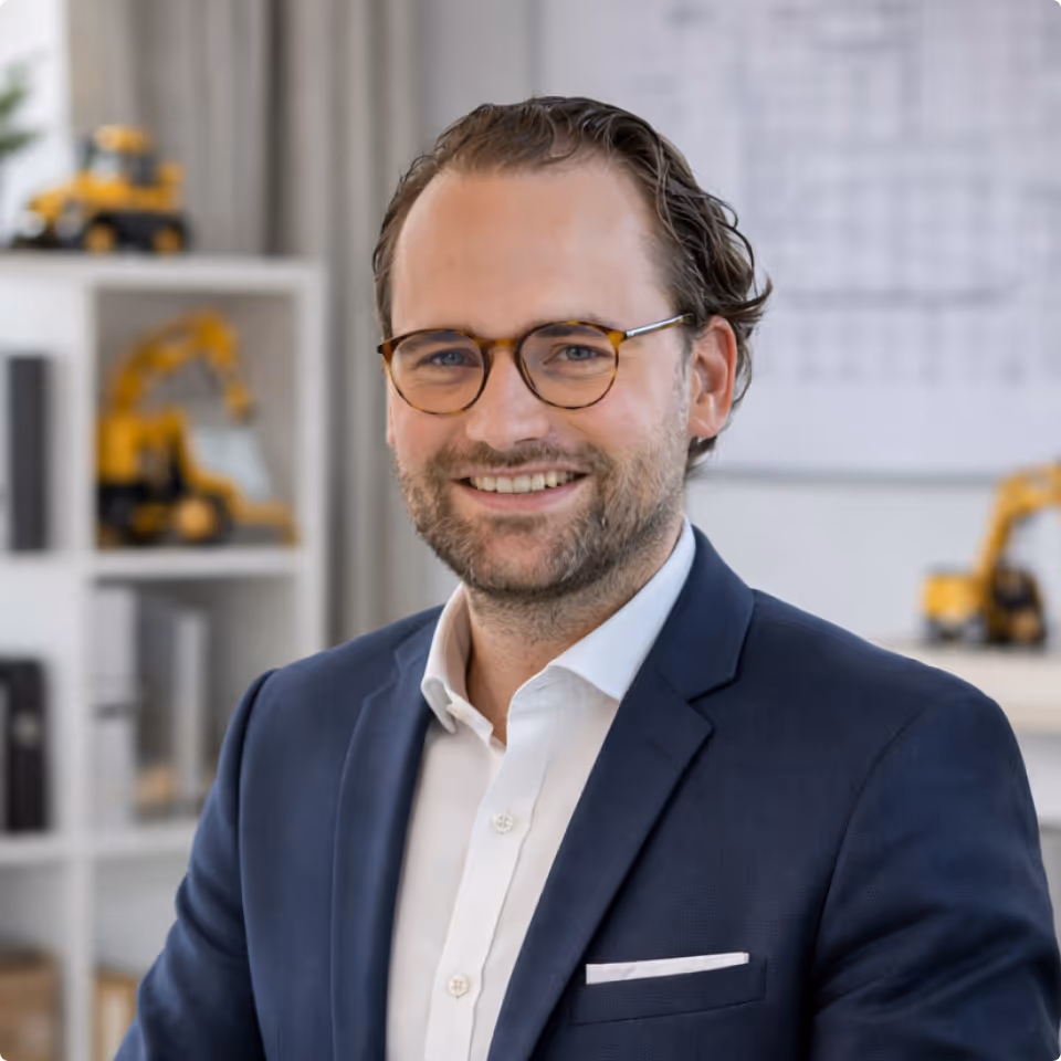 Portrait eines Steuerberaters der Rohlmann Steuerberatungsgesellschaft mbH – spezialisiert auf Bauunternehmen und betriebswirtschaftliche Beratung.