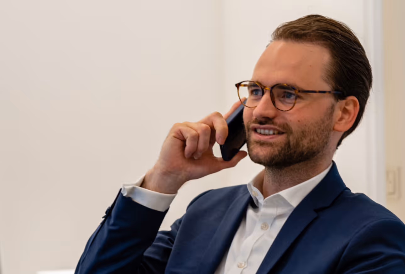 Benedikt Rohlmann im Telefonat mit einem Mandanten