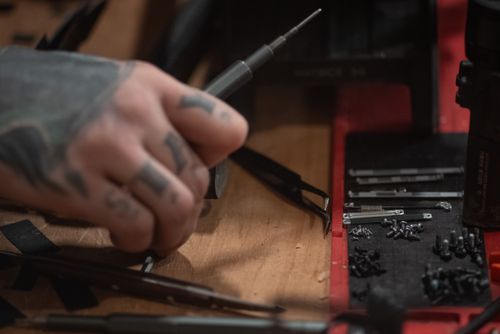 Майстерня, руки тримають інструменти, зображення