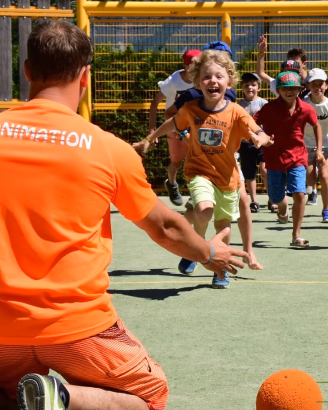 Animateur en action dirigeant des activités sportives pour enfants dans un cadre de loisirs estival. Cette image représente parfaitement les opportunités d'emploi saisonnier dans l'animation et l'encadrement jeunesse. Colonies de vacances, centres de loisirs, clubs enfants d'hôtels et campings recrutent massivement des saisonniers : animateurs sportifs, moniteurs d'activités, directeurs adjoints, animateurs nature. Ces jobs saisonniers combinent passion pédagogique et expérience enrichissante auprès des jeunes. Secteur offrant souvent un emploi saisonnier logé dans des cadres exceptionnels. Le travail saisonnier en animation permet de développer leadership, créativité et sens des responsabilités tout en vivant une aventure humaine unique.