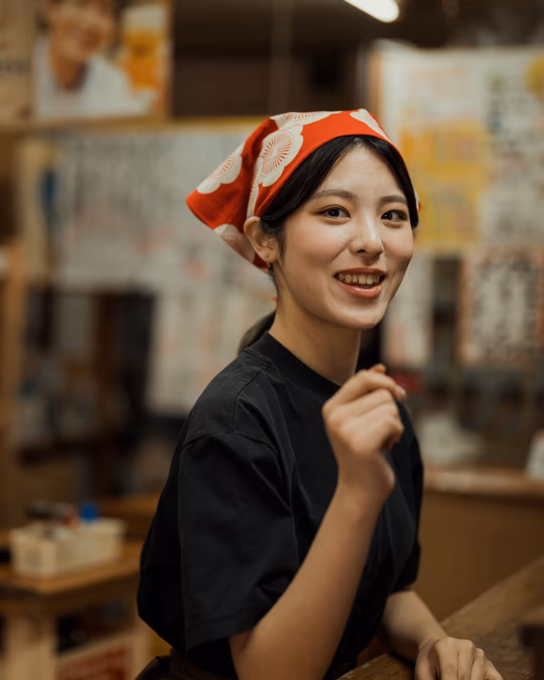 Jeune employée souriante en tenue de travail dans un restaurant rapide moderne. Cette image représente les nombreuses opportunités d'emploi saisonnier dans la restauration rapide et les chaînes de fast-food. Ces établissements recrutent intensivement des saisonniers : équipiers polyvalents, hôtesses de caisse, préparateurs, managers adjunts. Les jobs saisonniers en restauration rapide sont parfaits pour acquérir une première expérience professionnelle et développer ses compétences en service client. Secteur offrant flexibilité horaire et formation, idéal pour le travail saisonnier étudiant. Nombreux postes d'emploi saisonnier disponibles dans les zones commerciales et touristiques.