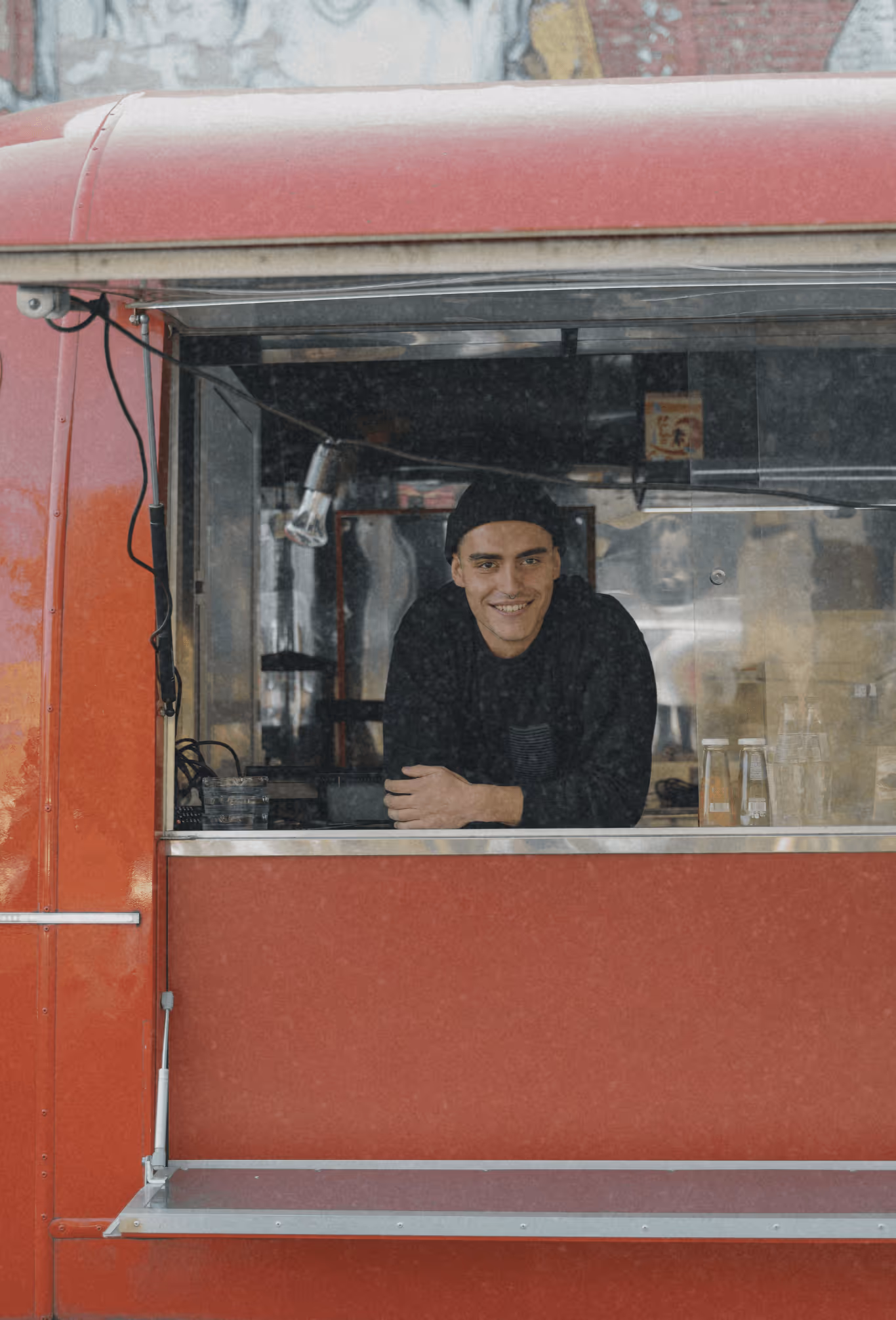 Employée travaillant dans un food truck, représentant les opportunités d'emploi saisonnier dans la restauration mobile. Ce type de travail saisonnier est très populaire lors des festivals, marchés et événements estivaux. Les jobs saisonniers en food truck offrent une expérience unique dans la restauration rapide et permettent souvent de découvrir différentes régions. Ces emplois saisonniers sont idéaux pour les personnes recherchant un travail saisonnier flexible, avec possibilité d'emploi saisonnier logé selon les tournées et événements. Le secteur de la restauration mobile recrute activement du personnel temporaire pendant la haute saison touristique.