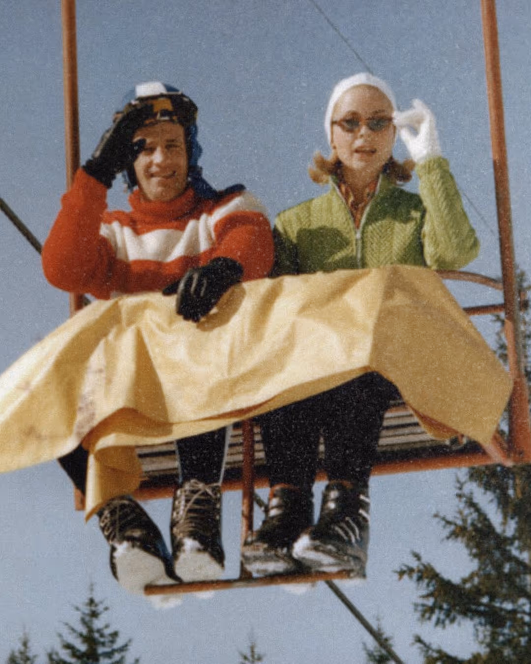 Employés de station de ski en pause sur un télésiège, profitant des avantages de leur emploi saisonnier en montagne pendant leur temps libre. Cette image illustre parfaitement l'équilibre vie professionnelle-loisirs offert par les jobs saisonniers dans les stations de sports d'hiver. Le travail saisonnier en station de ski permet aux employés de bénéficier des infrastructures et activités montagnardes, souvent avec accès gratuit aux remontées mécaniques. Ces emplois saisonniers logés en altitude offrent une expérience de vie unique, combinant activité professionnelle dans le tourisme hivernal et immersion totale dans l'univers de la montagne. Les stations de ski recrutent massivement du personnel temporaire pour la saison d'hiver, proposant des avantages attractifs comme l'hébergement et l'accès privilégié au domaine skiable.