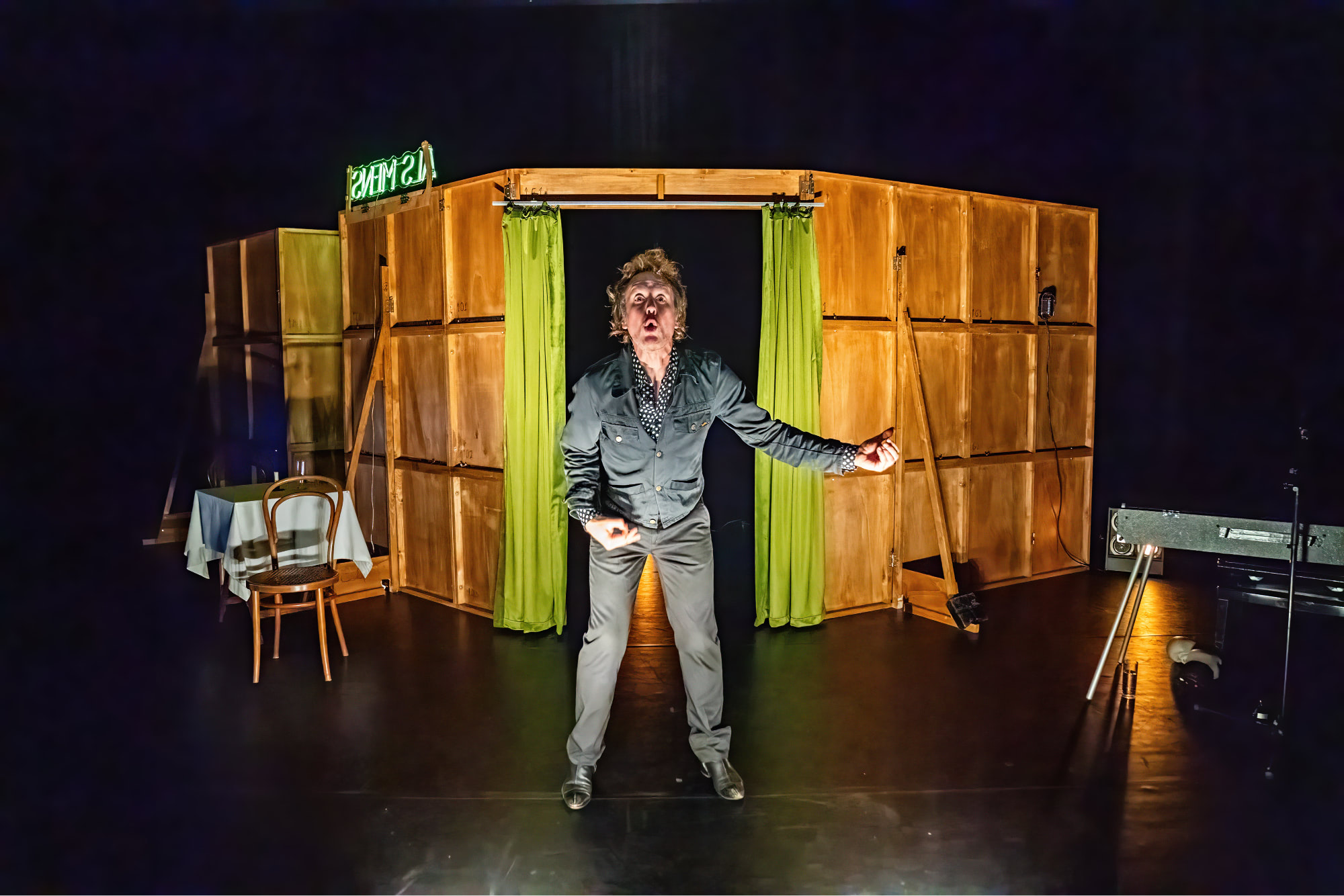 Ronald Snijders op het theaterpodium voor de achterkant van een decor