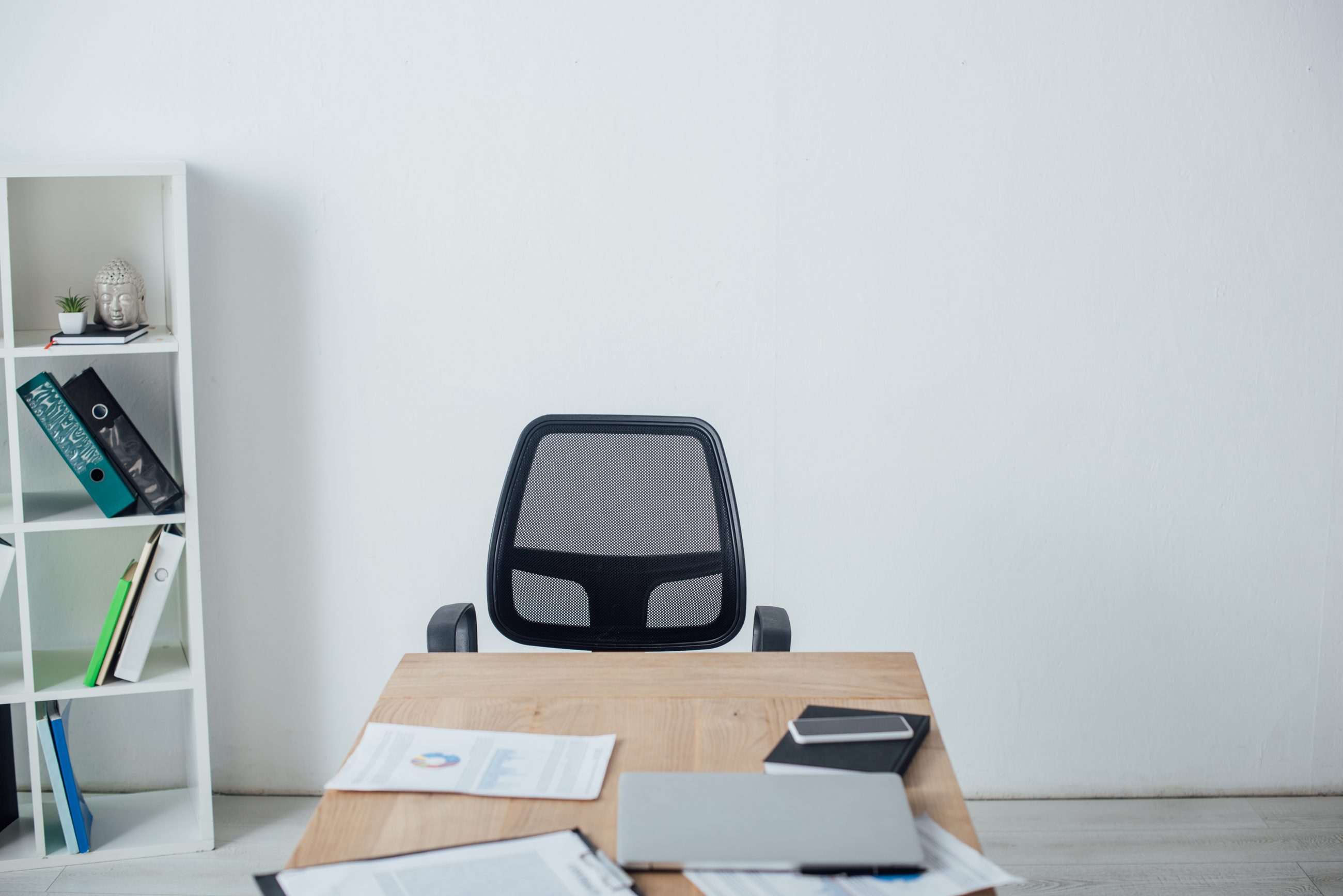Aufgeräumter, verlassener Schreibtisch im Büro nach einer plötzlichen Revenge-Quitting-Kündigung