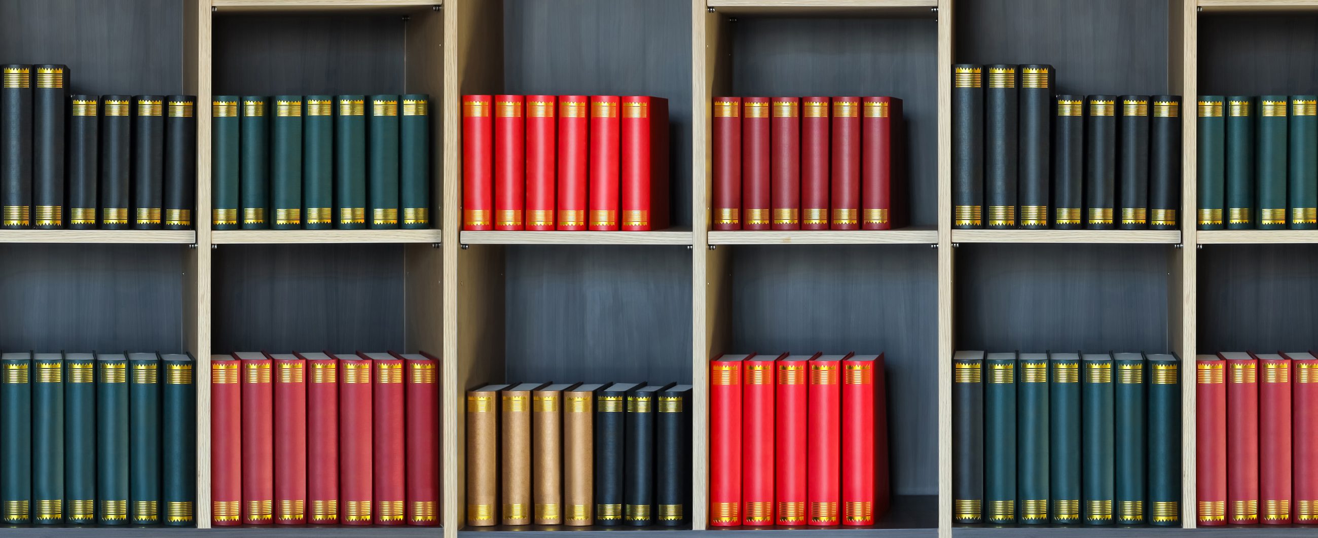 Bücherregal mit Sachbüchern als Symbol für fundierte Führungsliteratur