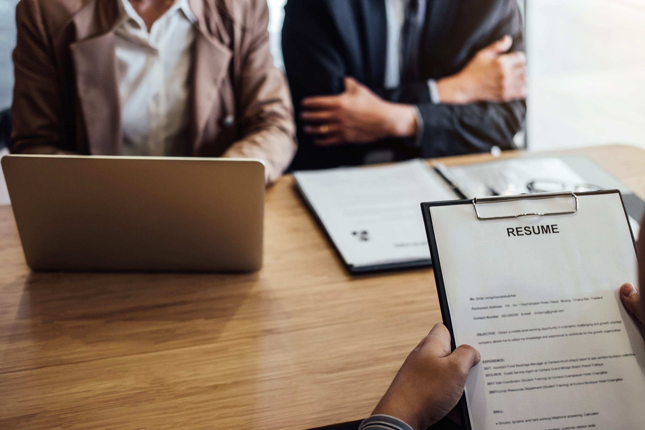 Strukturiertes Vorstellungsgespräch mit Bewerbungsunterlagen im Büro