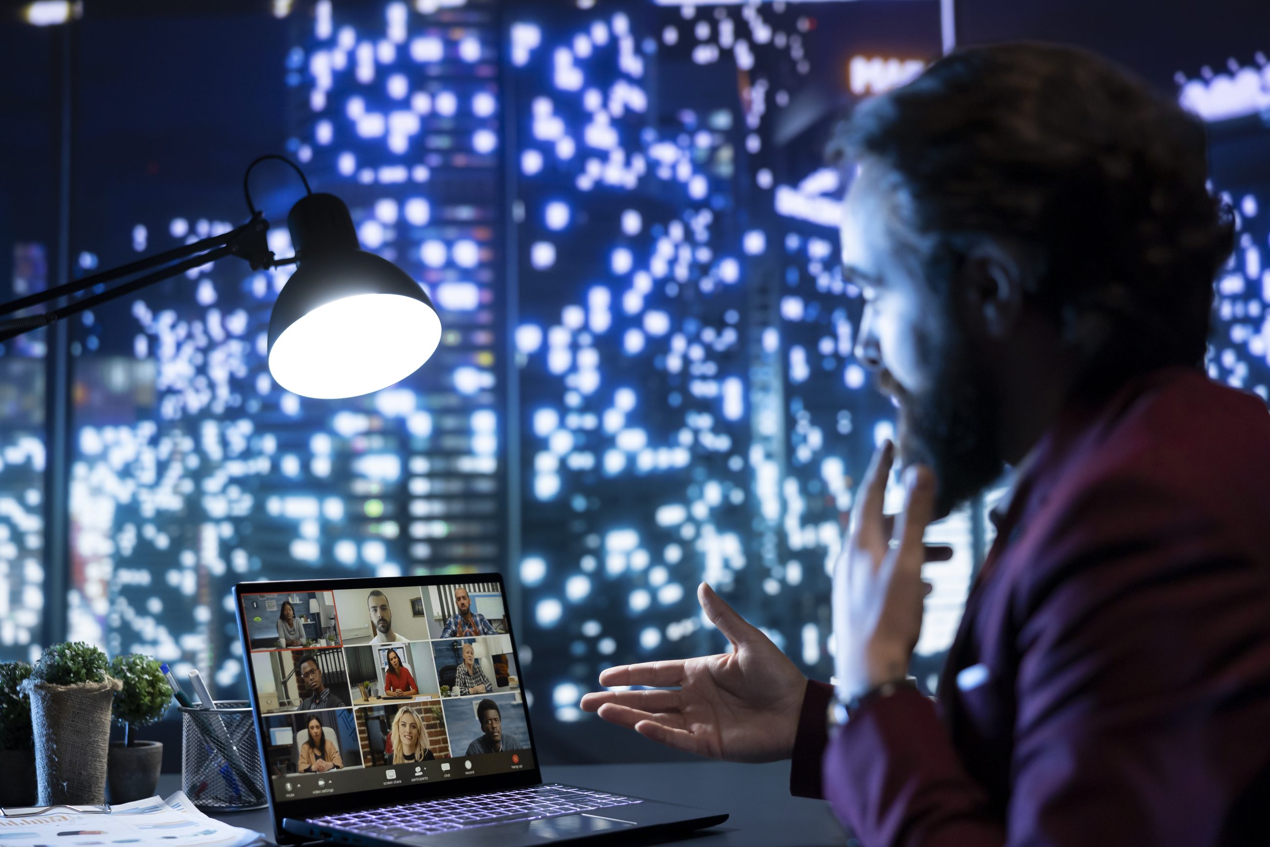 Mann führt nachts ein Video-Interview am Laptop – Symbolbild für Deepfake-Bewerbungsbetrug in der Personalauswahl