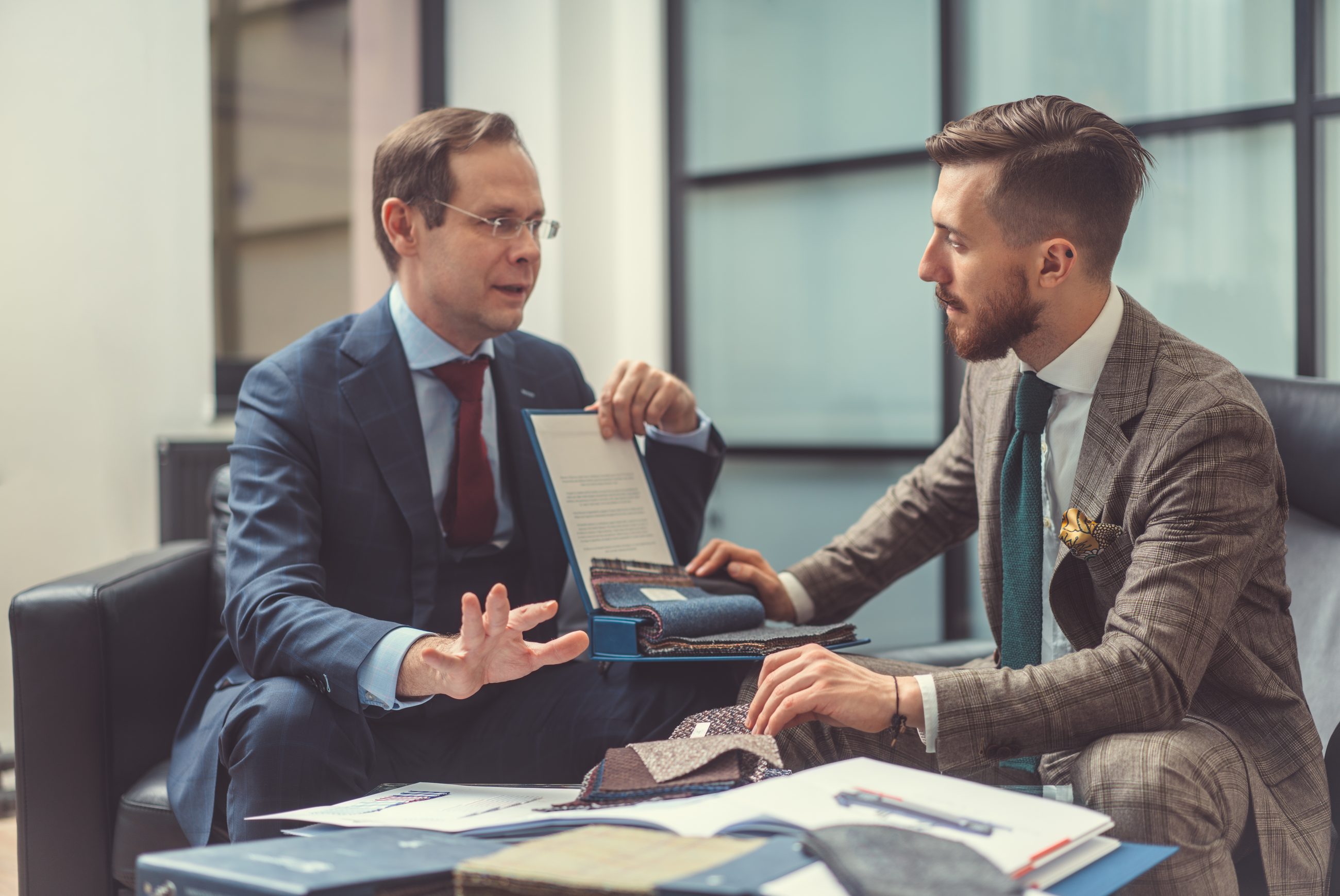 Zwei Führungskräfte im vertrauensvollen Mentoring-Gespräch