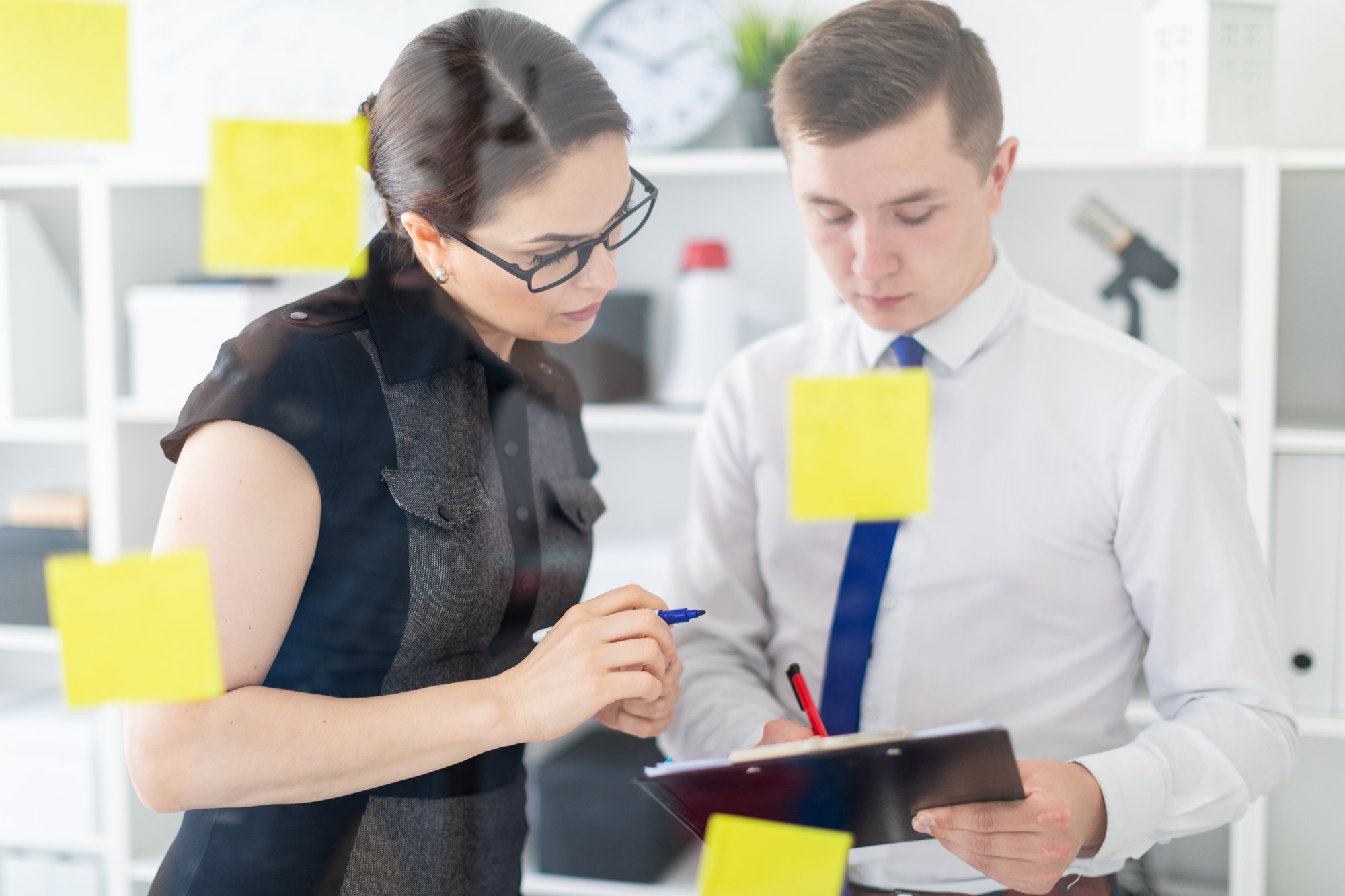 Führungskraft führt ein ernstes Vier-Augen-Gespräch mit einem Mitarbeiter im Büro