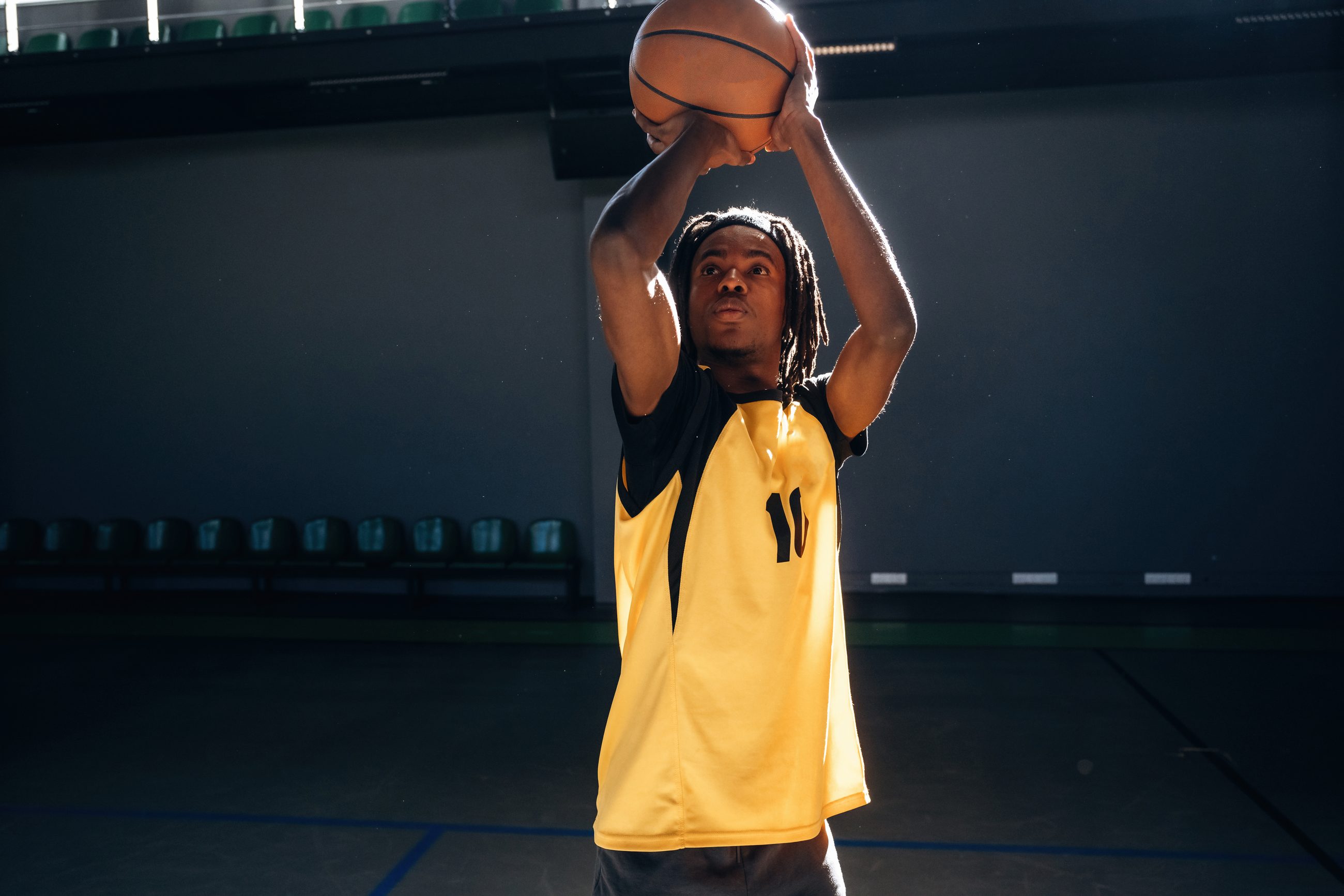 Basketballspieler visualisiert vor dem Freiwurf den Wurf zum Korb, Sinnbild für mentales Training und die Kraft der Visualisierung