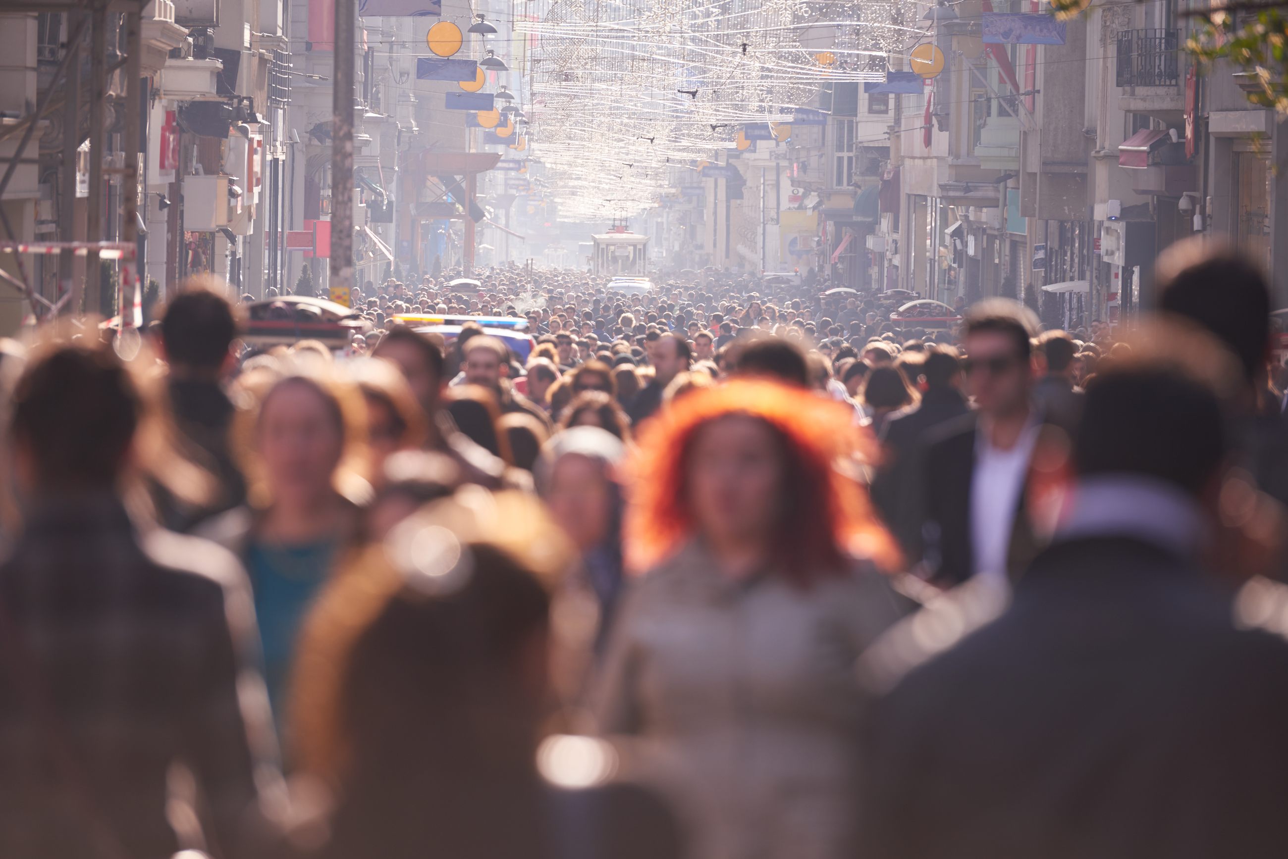Dichte Menschenmenge auf einer belebten Straße als Sinnbild für Le Bons Psychologie der Massen