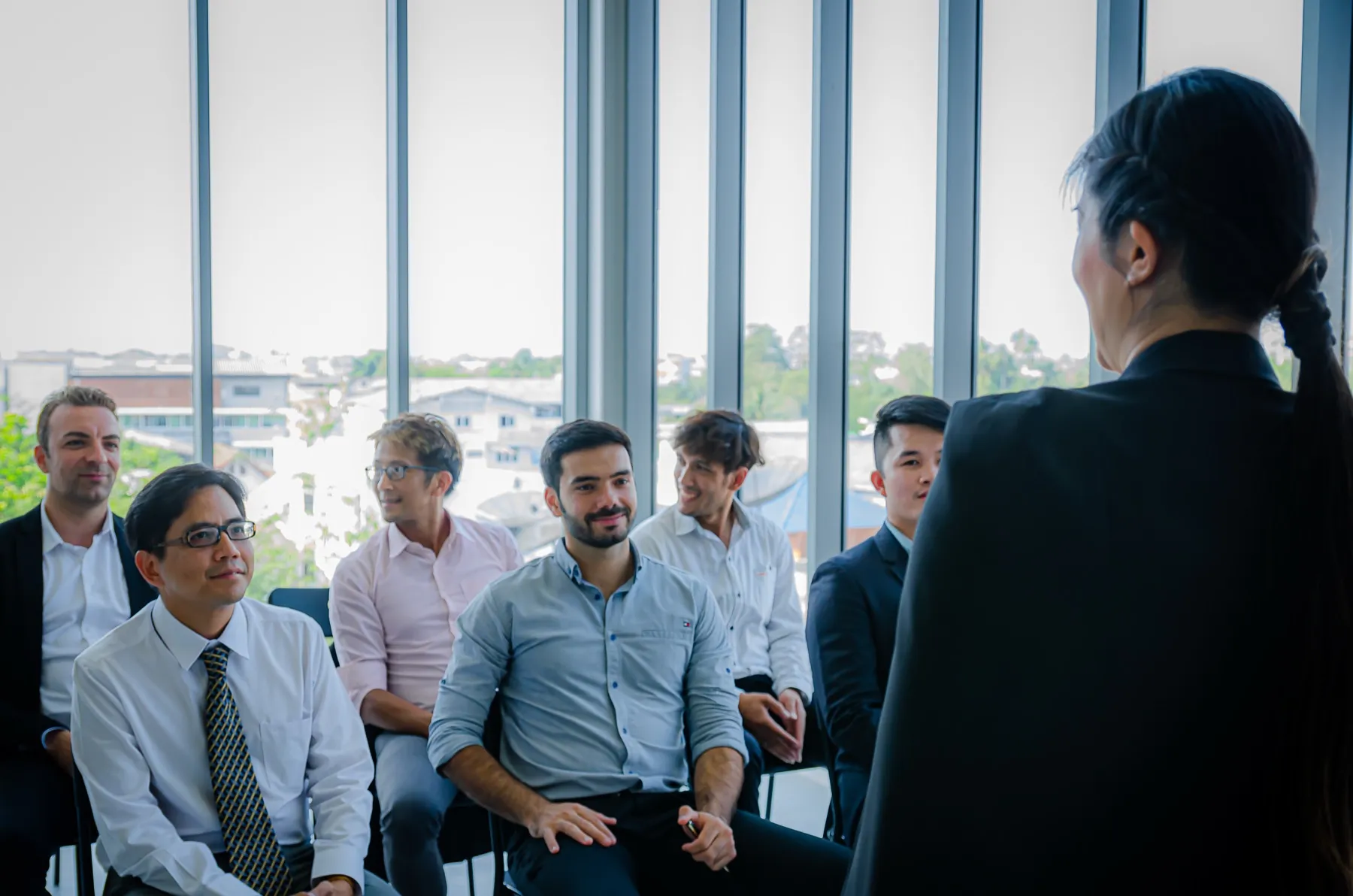 Team-Meeting in einem modernen Büro, Sinnbild für den offenen Rollenwechsel vom Kollegen zur Führungskraft