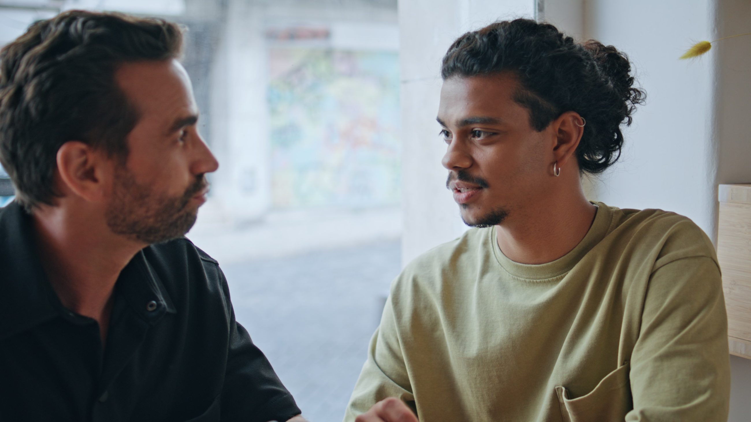 Zwei Männer in ernstem Gespräch, Sinnbild für kalibriertes Feedback statt höflicher Bestätigung