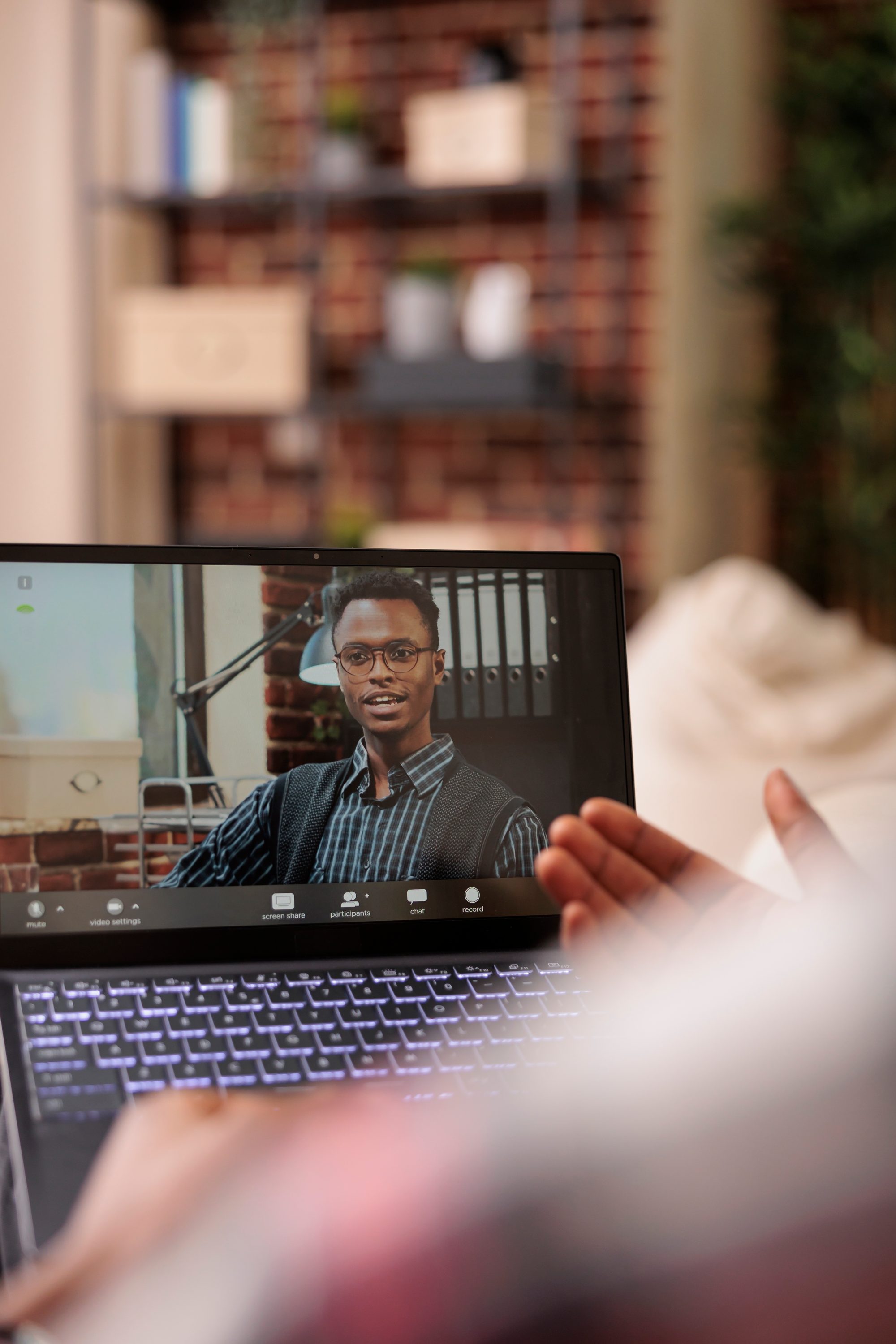 Kandidat im Videointerview auf einem Laptop-Bildschirm, Sinnbild für KI-gestützte Auswahlverfahren und automatisierte Interviewanalyse