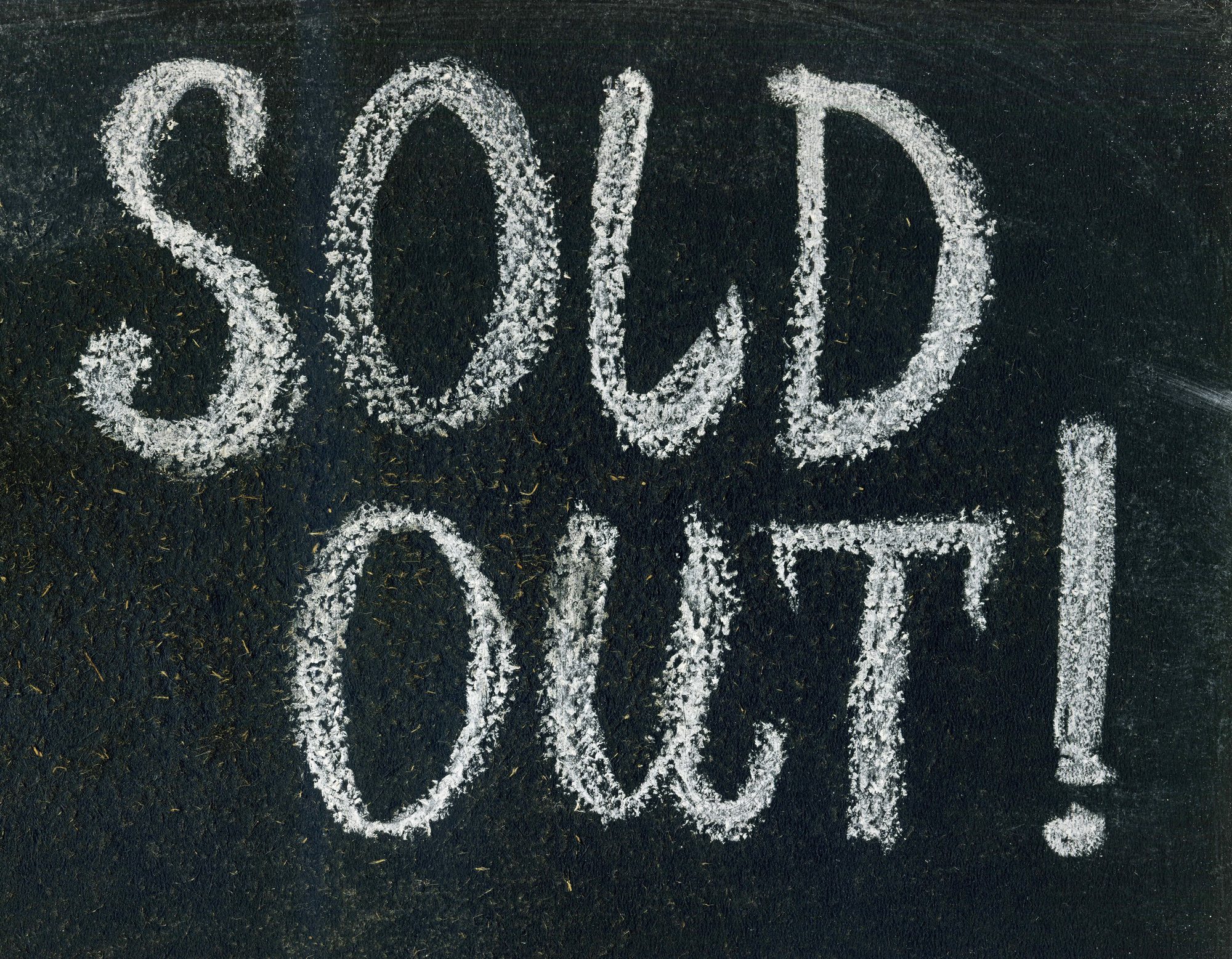 Sold Out in Kreide auf einer Tafel, Sinnbild für künstliche Knappheit, die über Reaktanz den Besitzwunsch verstärkt