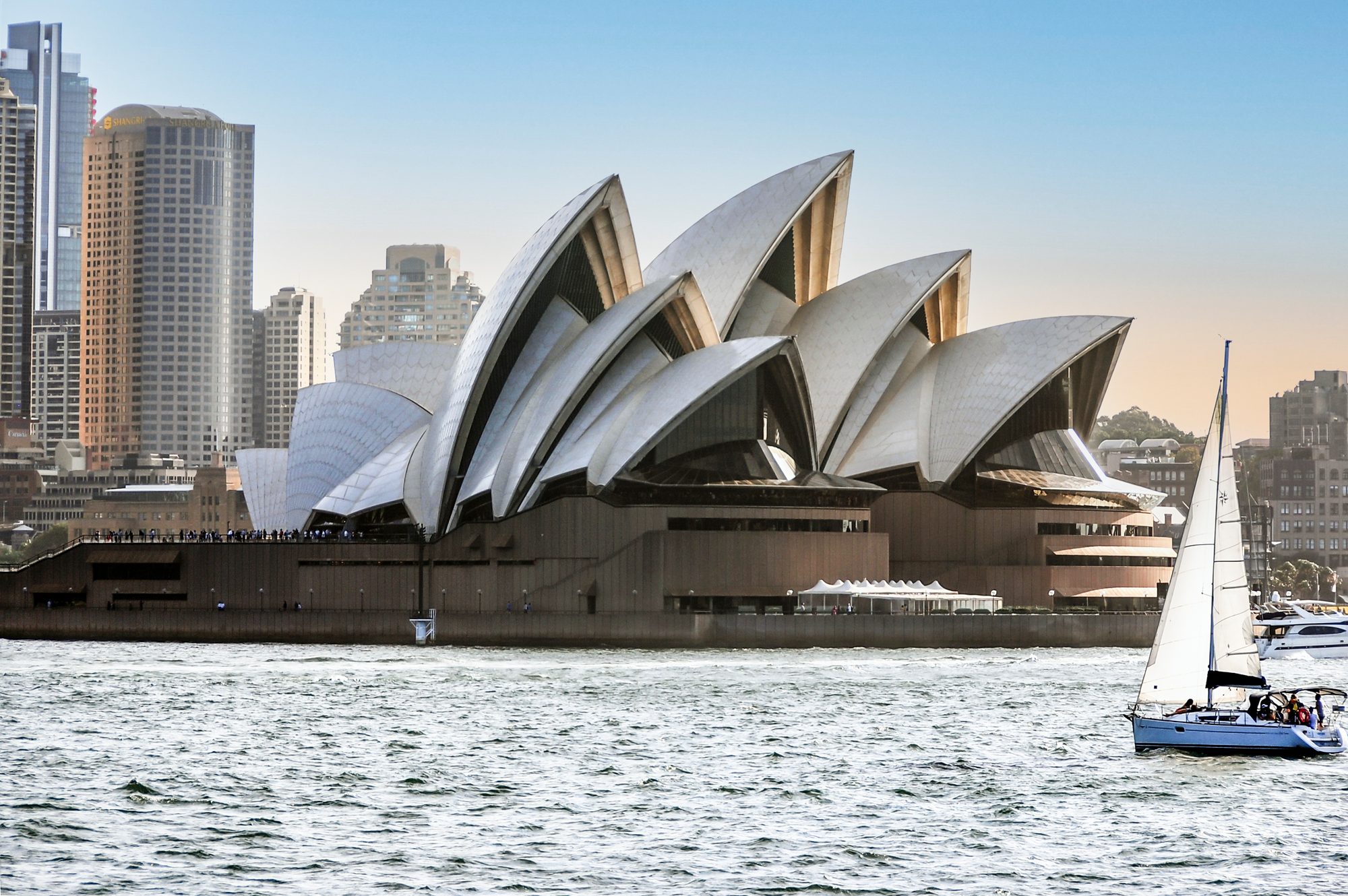 Sydney Opera House am Wasser, das berühmteste Beispiel für den Planungsfehlschluss: zehn Jahre Verzögerung und ein Vielfaches der geplanten Kosten