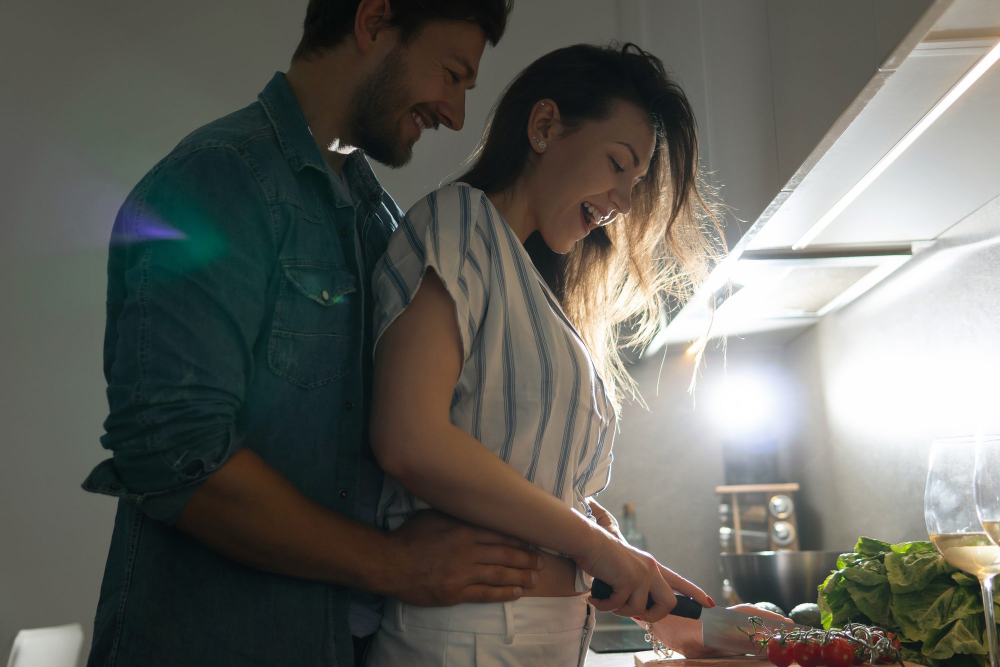 Paar kocht abends gemeinsam in der Küche, Sinnbild dafür, wie alltägliche Begegnung durch den Mere-Exposure-Effekt Nähe in Beziehungen erhält