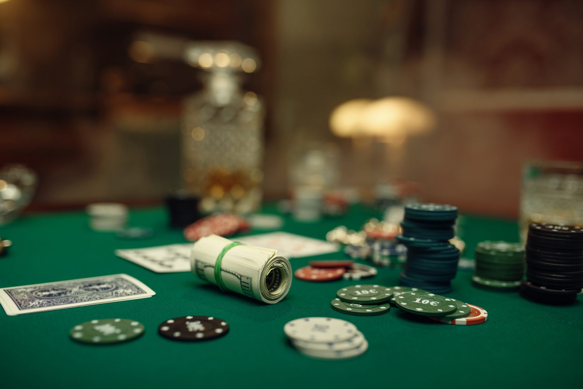 Pokertisch mit Chips und Karten, Sinnbild für Annie Dukes Unterscheidung zwischen der Qualität einer Entscheidung und der Qualität ihres Ergebnisses