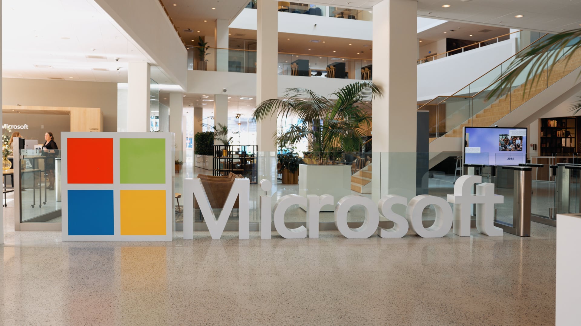 Microsoft-logoet som fritstående skulptur i lobbyen på Microsofts kontor i Lyngby