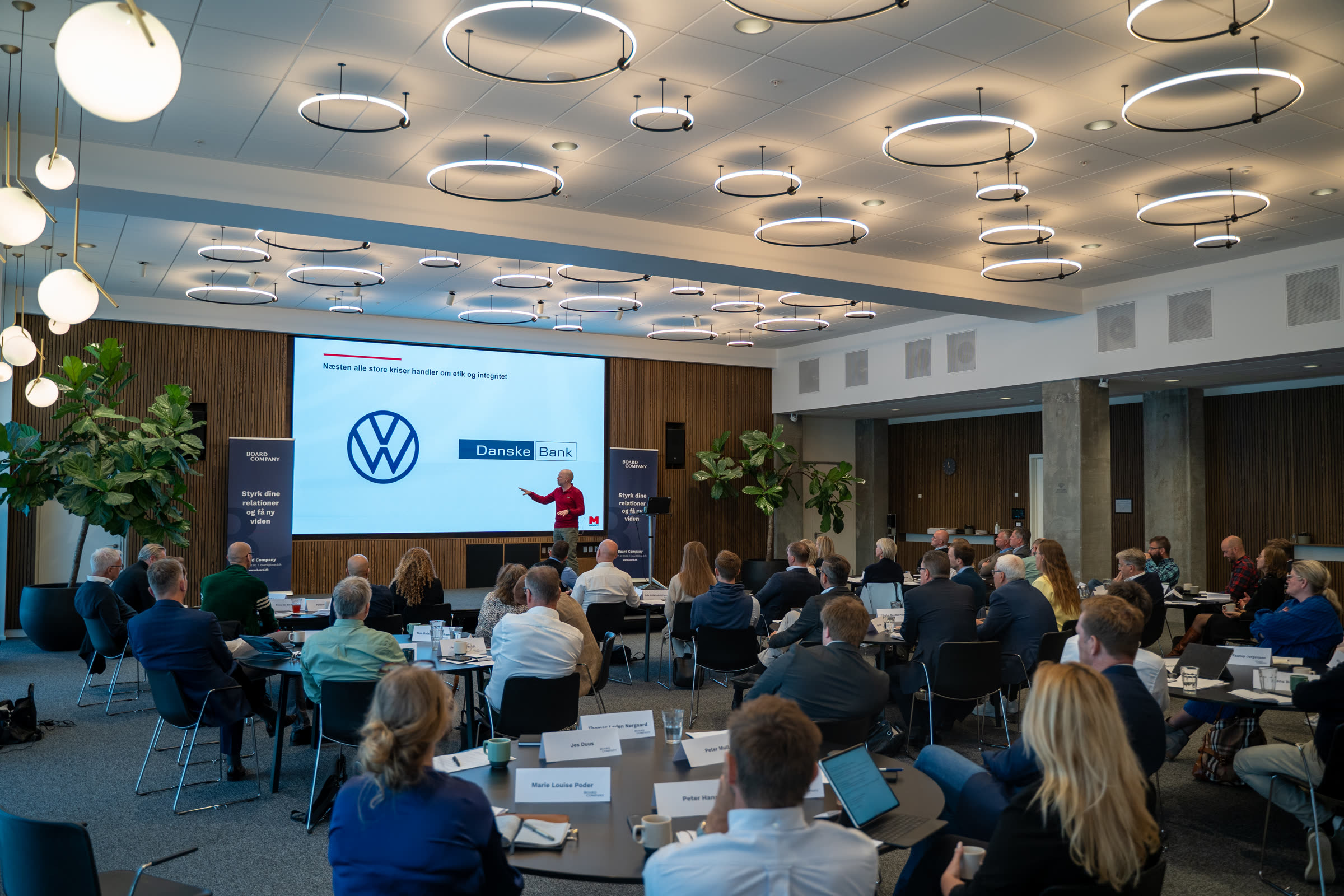 Deltagere ved runde borde i en lys konferencesal under Board Companys bestyrelsesuddannelse