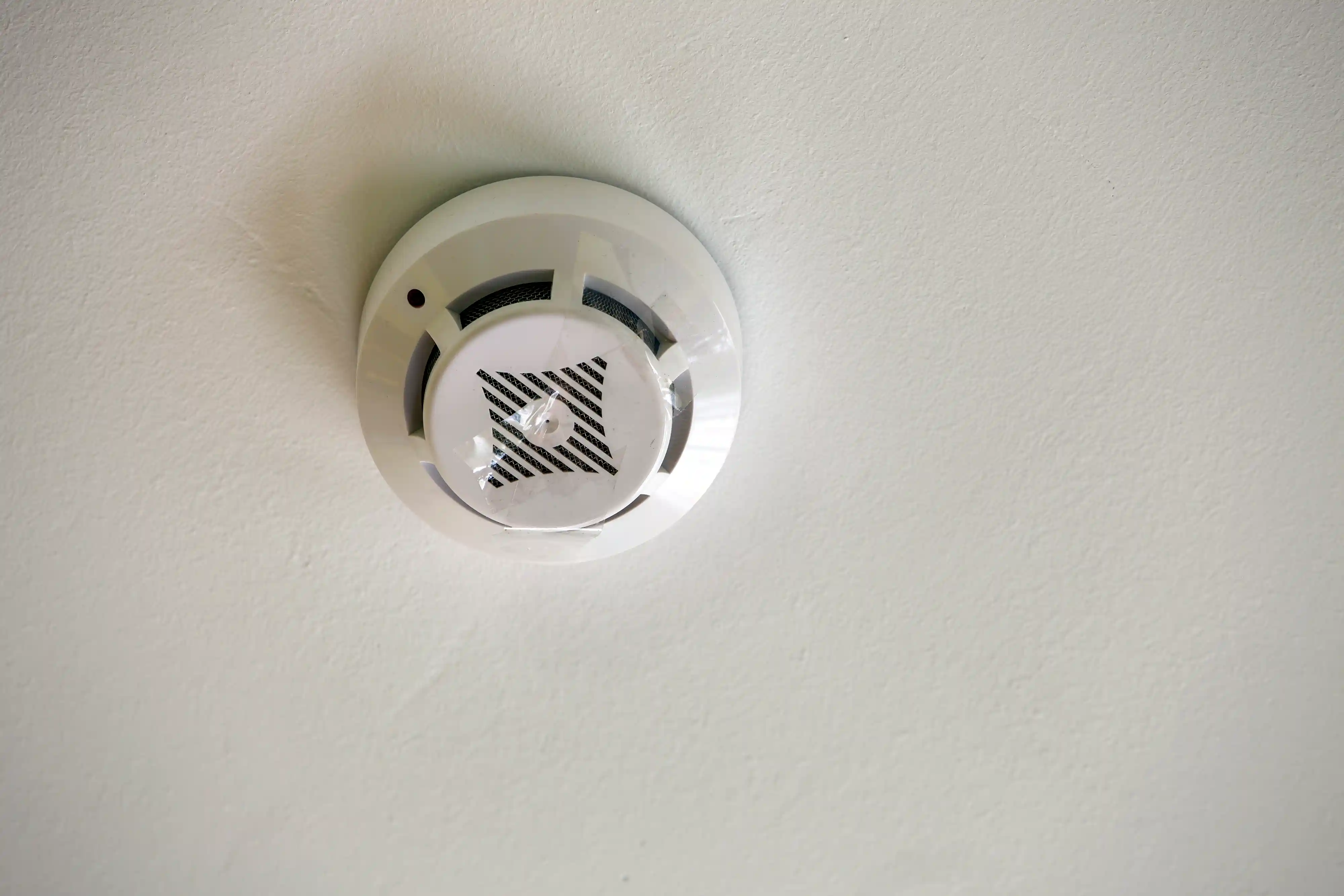 smoke detector on ceiling 