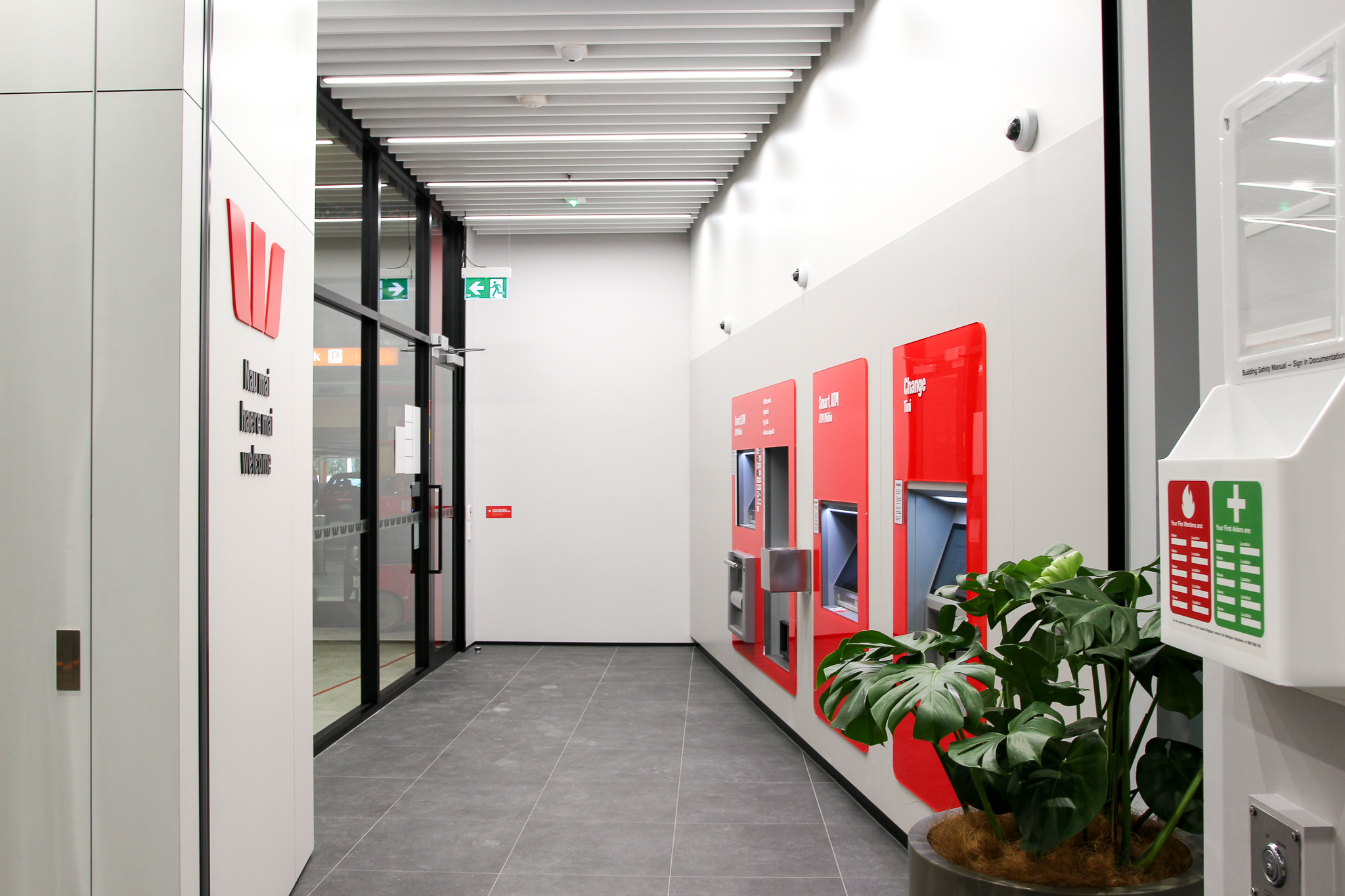 Customer friendly bank, with 24/7 ATM 