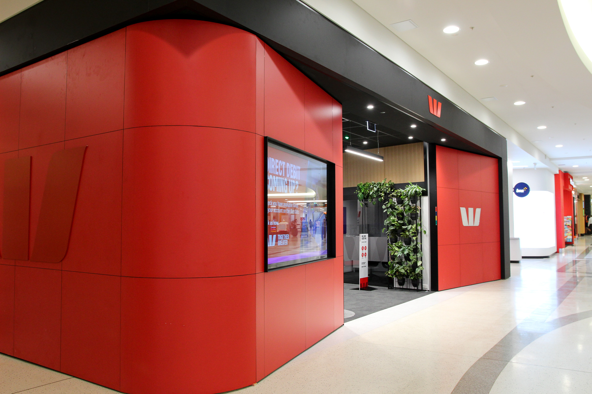 Customer friendly bank, with 24/7 ATM 