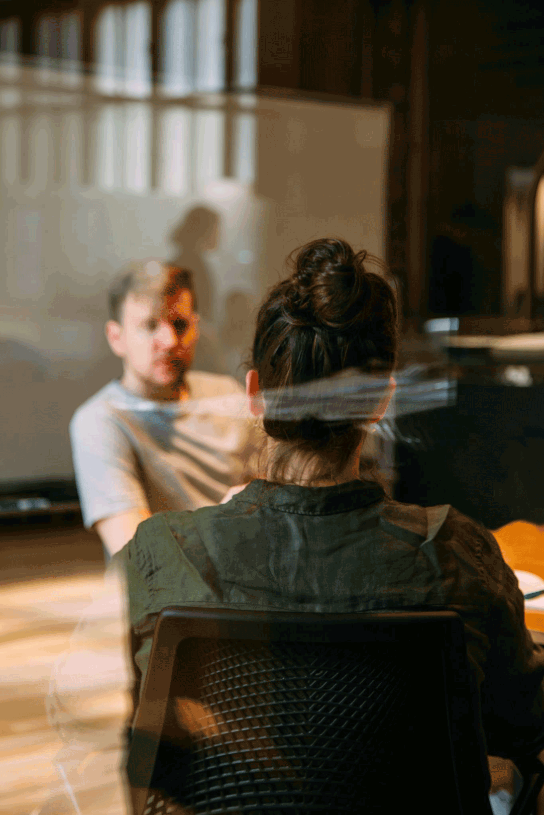 Mitarbeitende der Agentur marbet im Meetingraum 