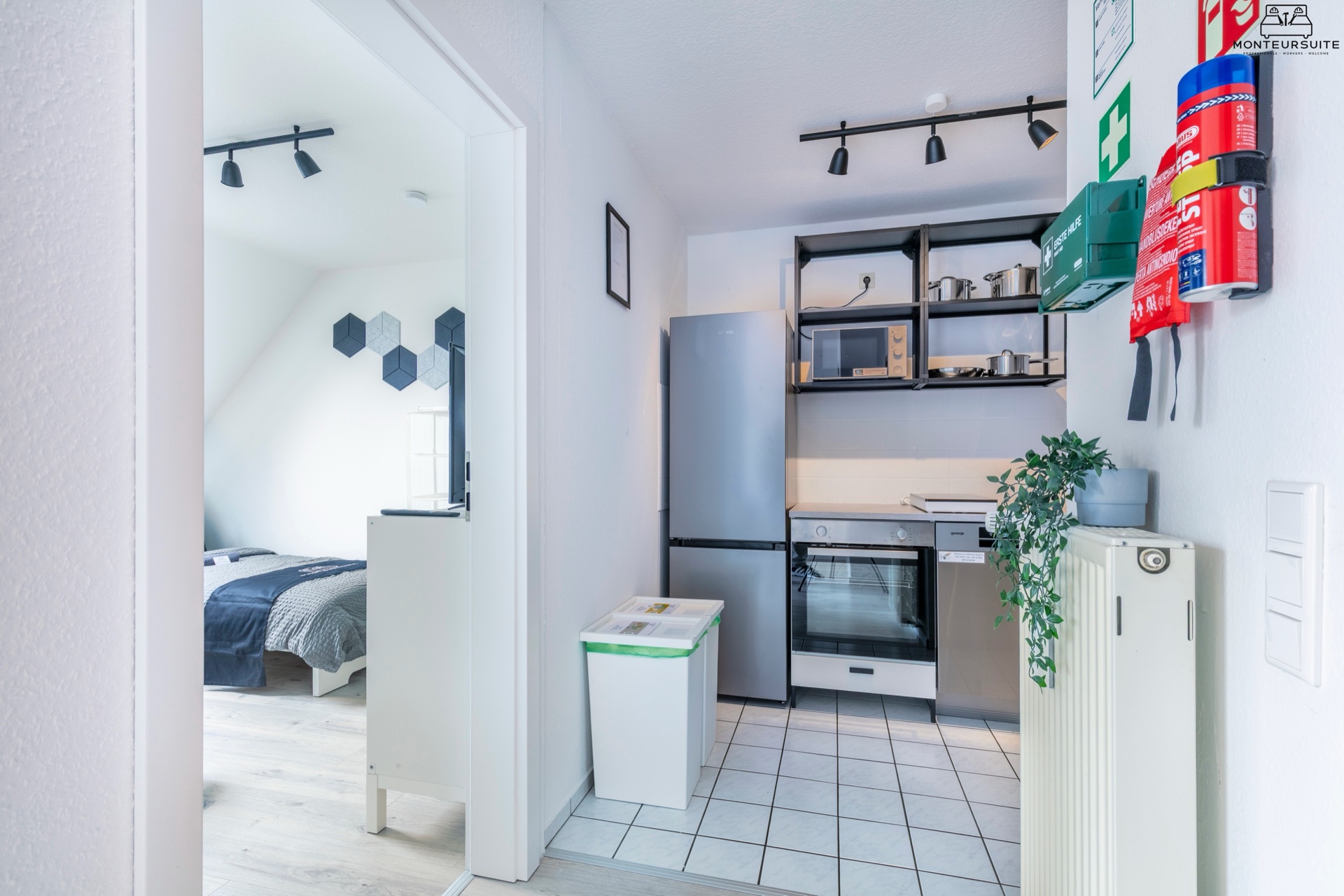 MS Kerpen 16 – Blick in Küche und Schlafzimmer