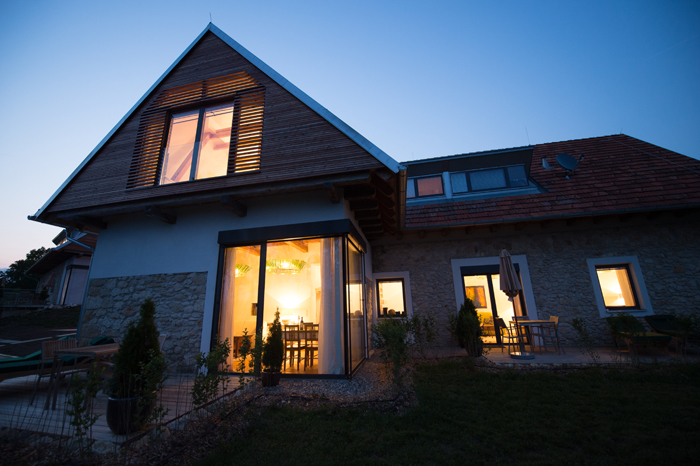 Modernes Wohnhaus mit Aluminiumfenstern bei Abendstimmung