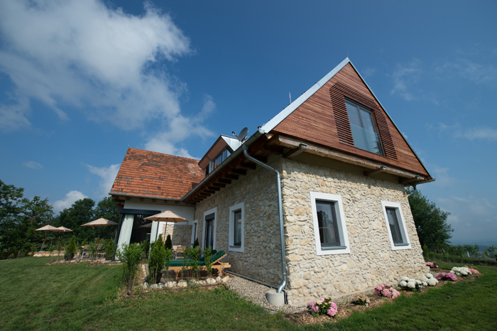 Wohnhaus mit maßgefertigten Aluminiumfenstern in ländlicher Umgebung