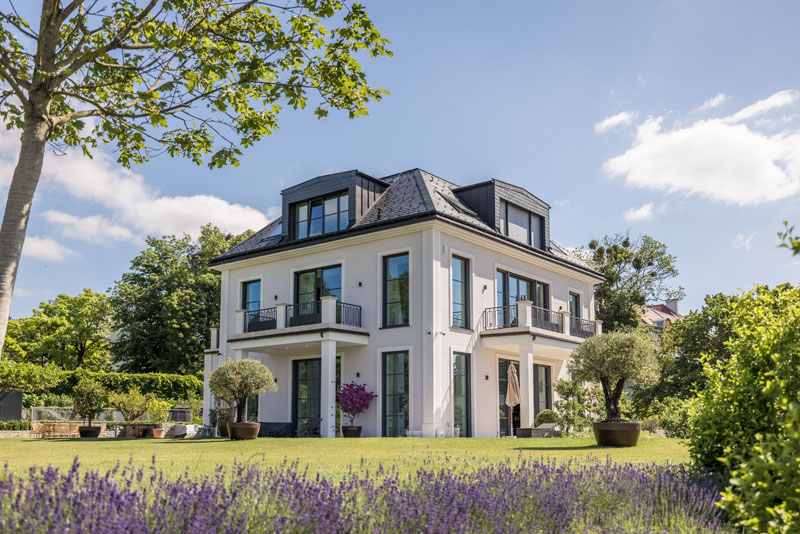 Villa mit großflächigen Aluminiumfenstern von Matauschek