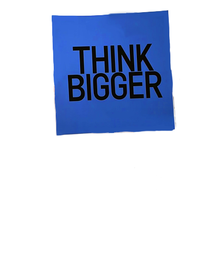 Ein quadratischer Rahmen mit blauem Hintergrund und innen der Text „Denke größer“.